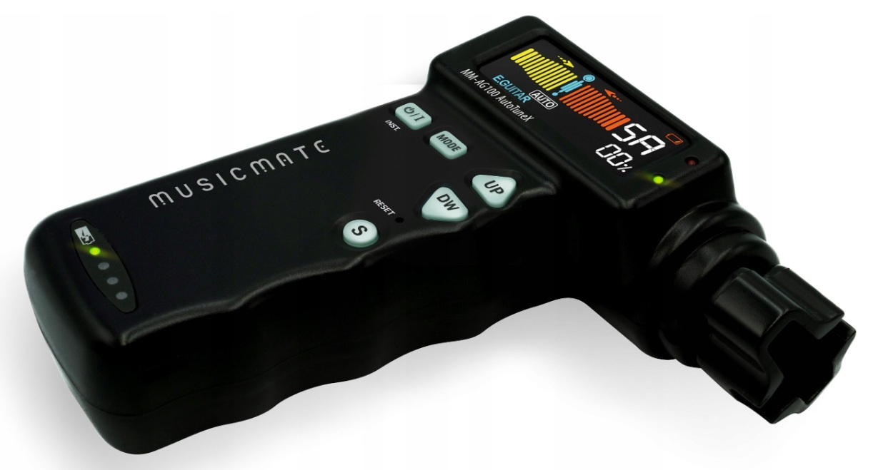 Czarny tuner gitarowy Musicmate z cyfrowym wyświetlaczem i przyciskami na białym tle.