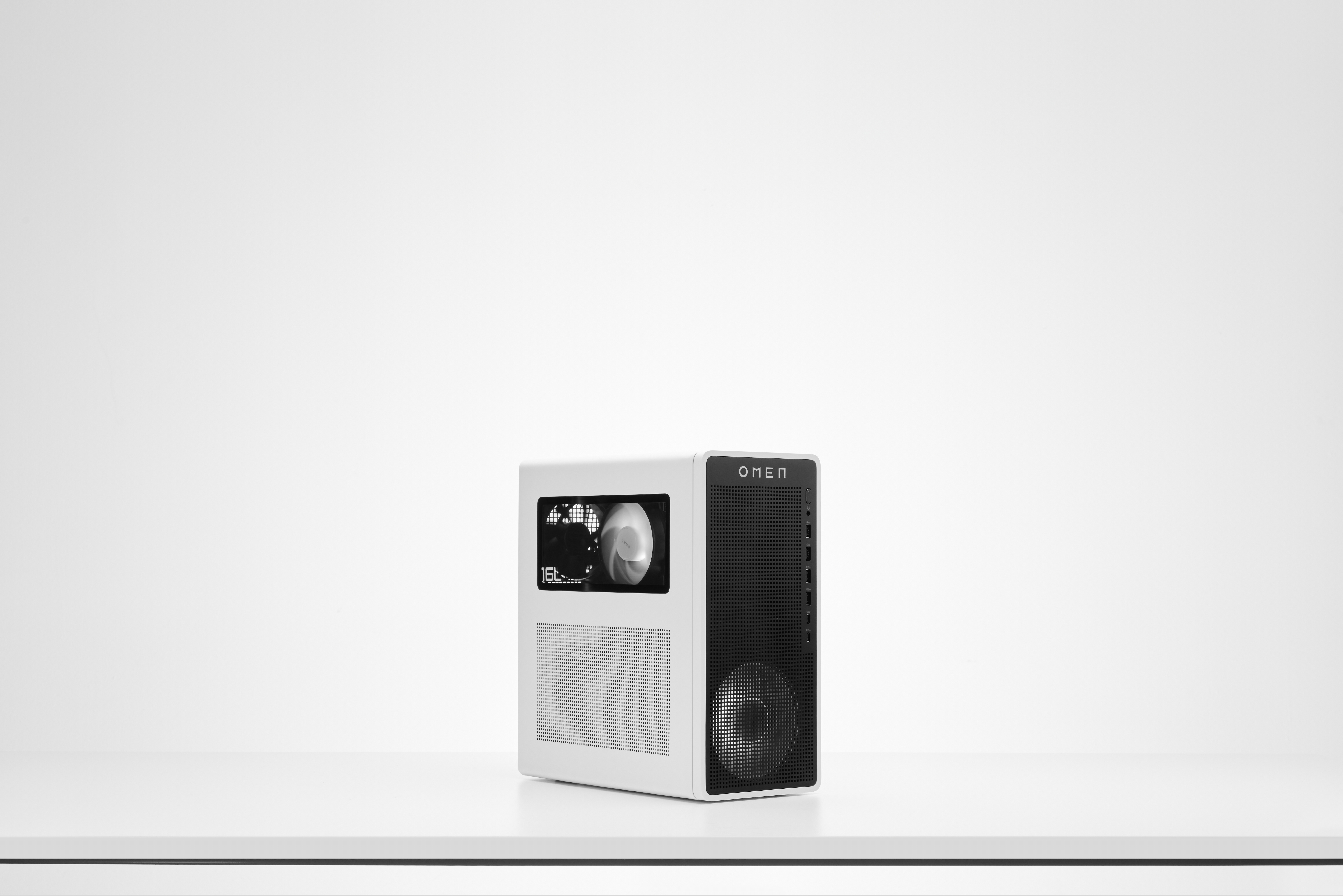 Ein weißer Computer-Tower mit schwarzem Lüftergitter und OMEN-Logo.