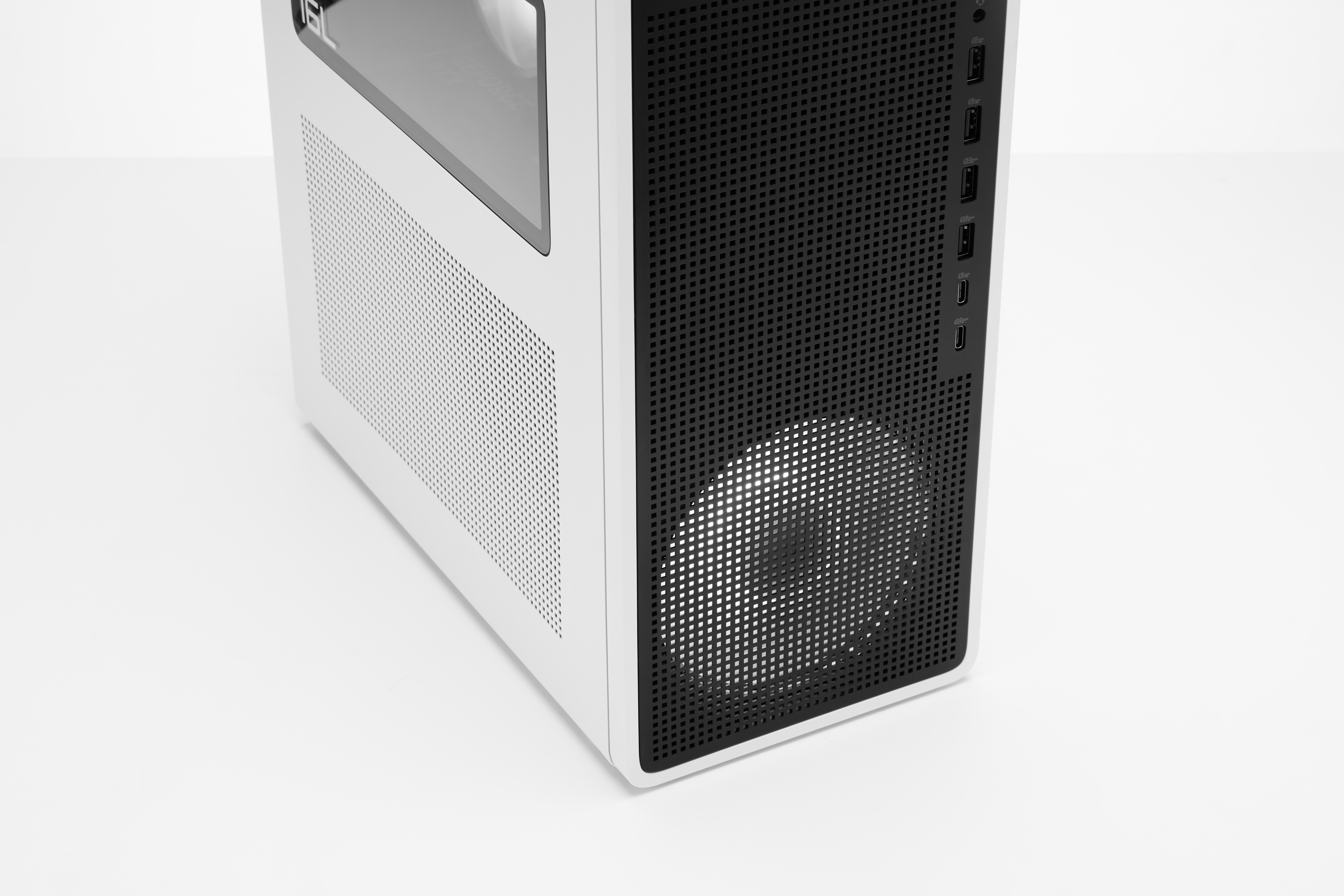Ein weißes Computergehäuse mit schwarzer Vorderseite und USB-Anschlüssen.