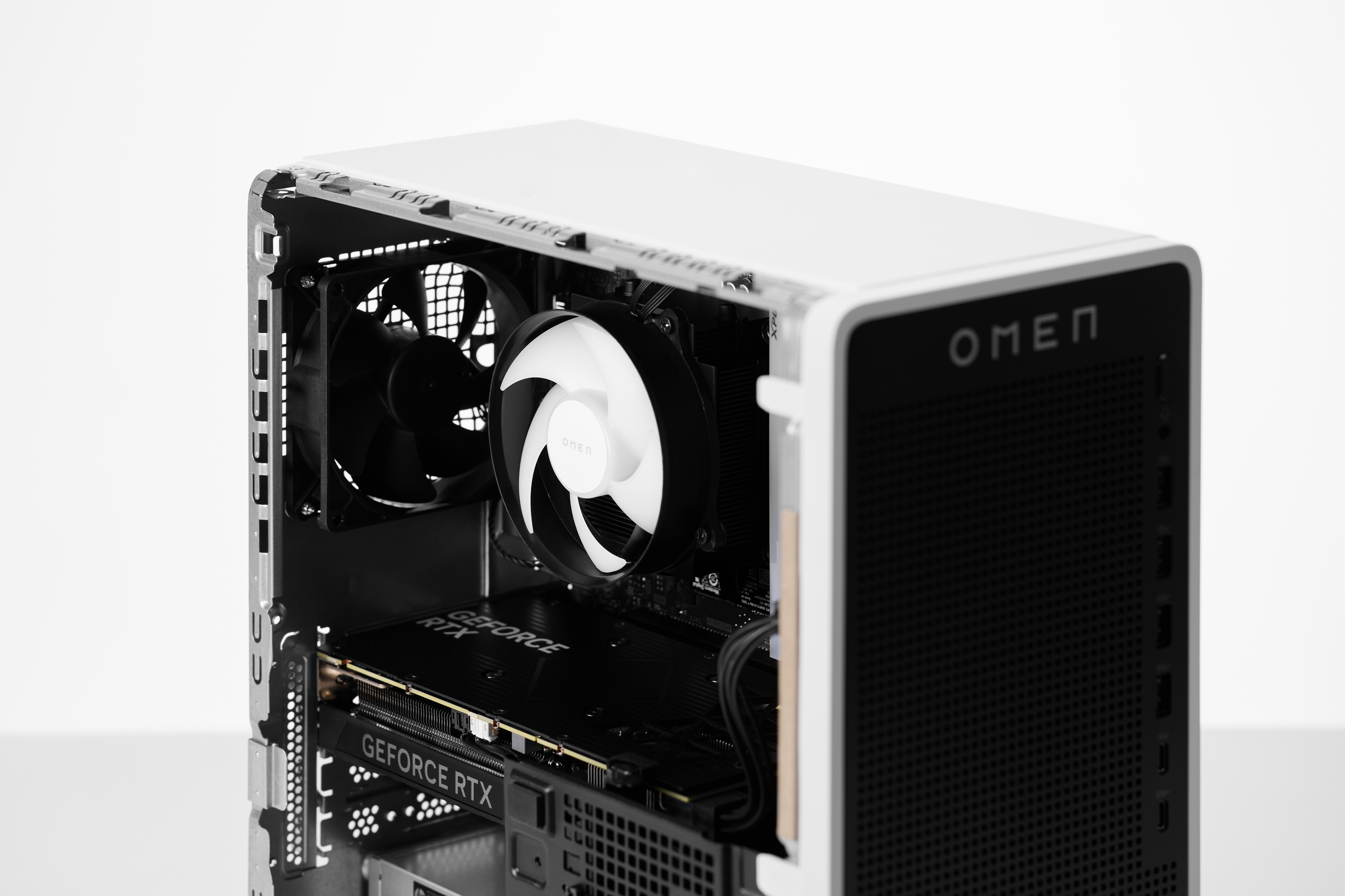 Ein offener weißer OMEN PC mit Lüftern und Grafikkarte.