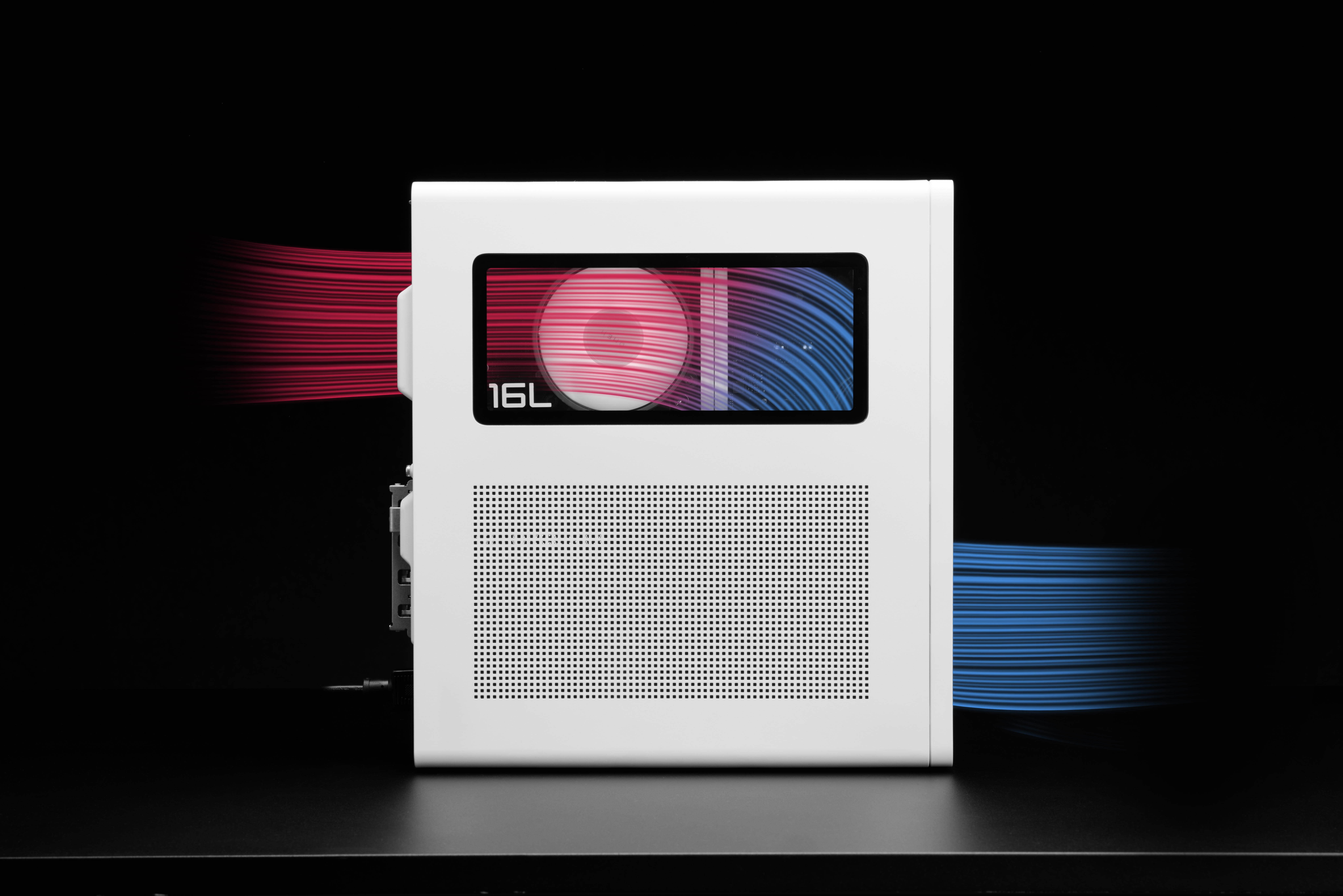 Ein weißes Computergehäuse mit roten und blauen Lüfterströmen.