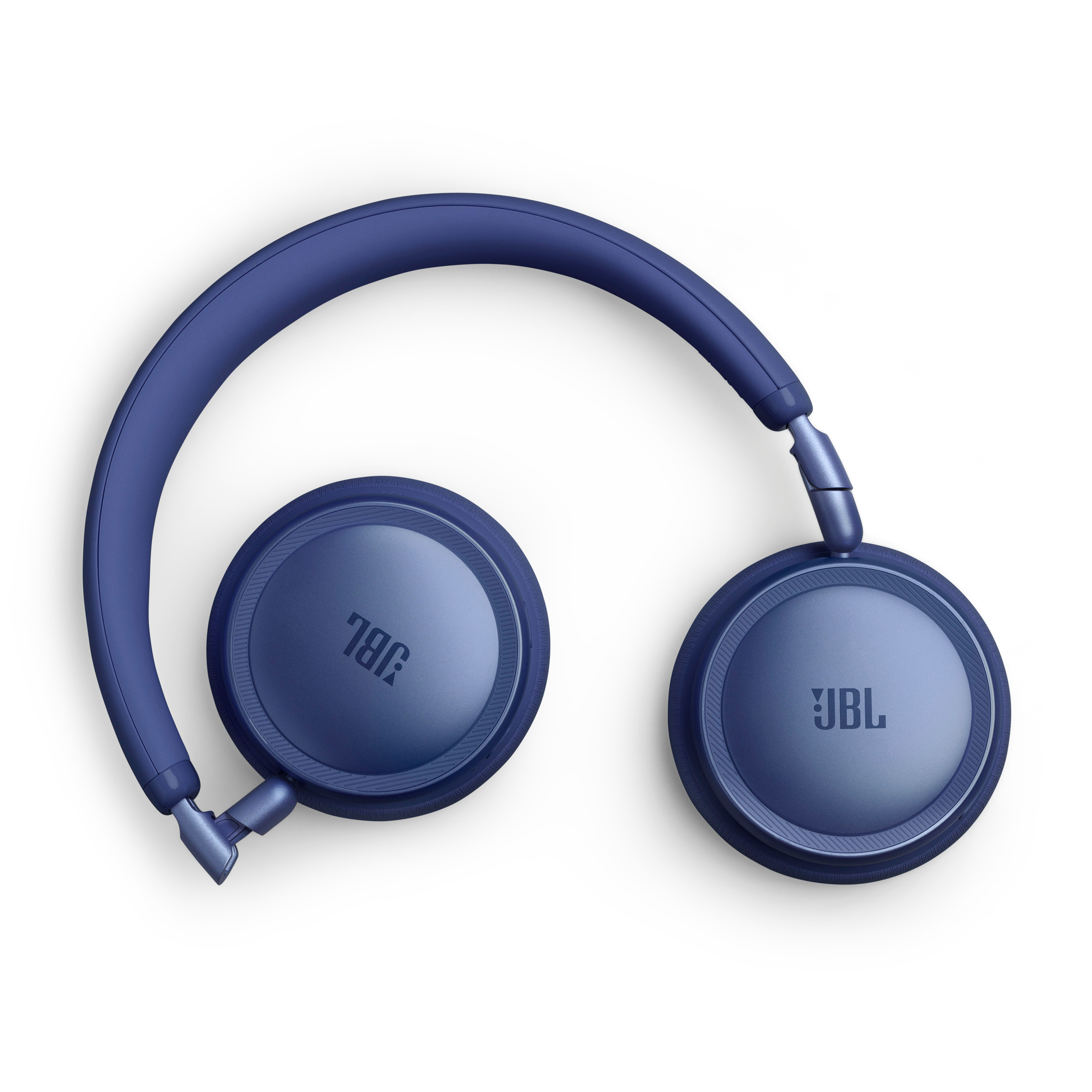 Ein Paar dunkelblaue JBL-Kopfhörer liegen auf weißem Hintergrund.
