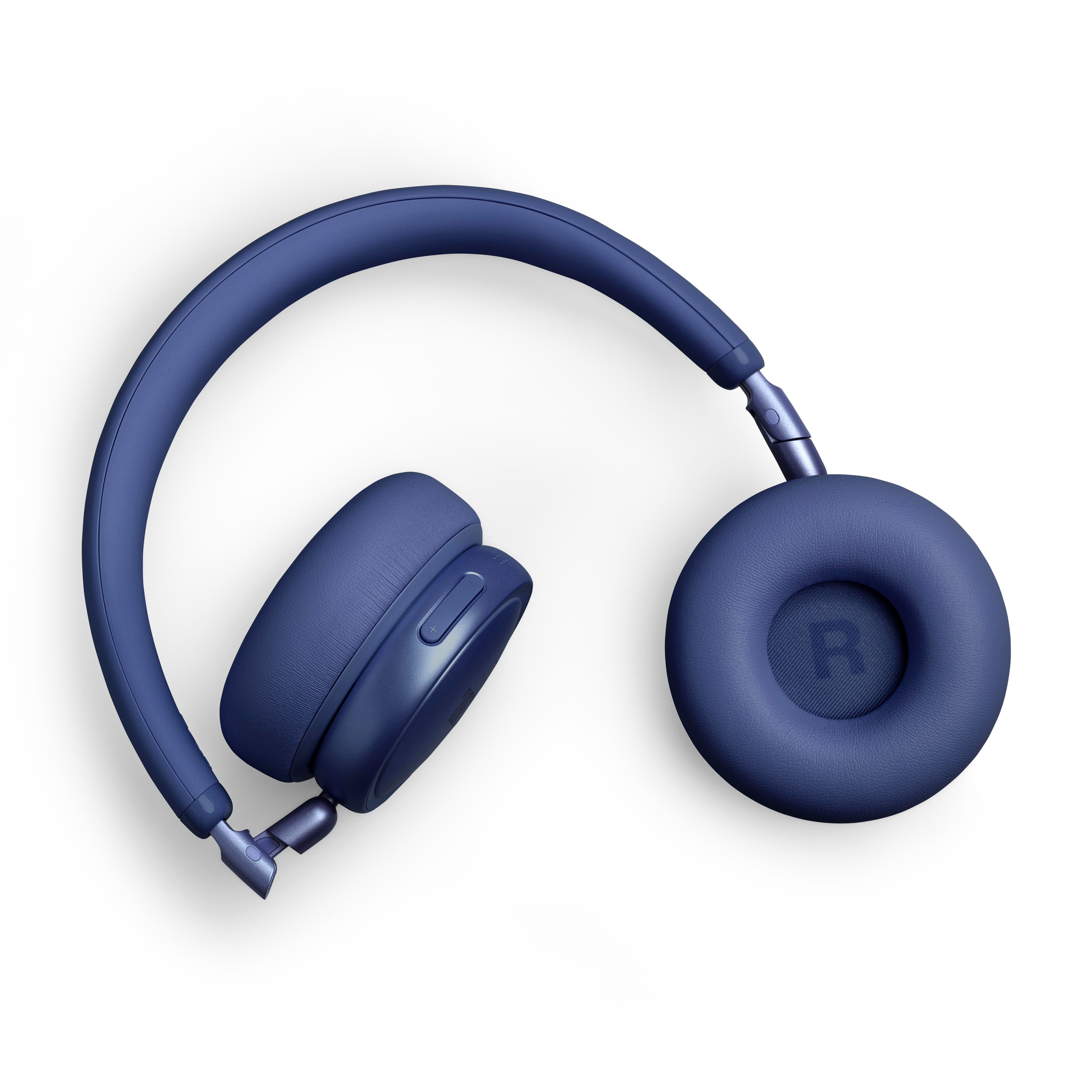 Ein Paar marineblauer Over-Ear-Kopfhörer, dessen rechte Ohrmuschel mit einem „R“ gekennzeichnet ist, ist schräg auf einer weißen Oberfläche positioniert.