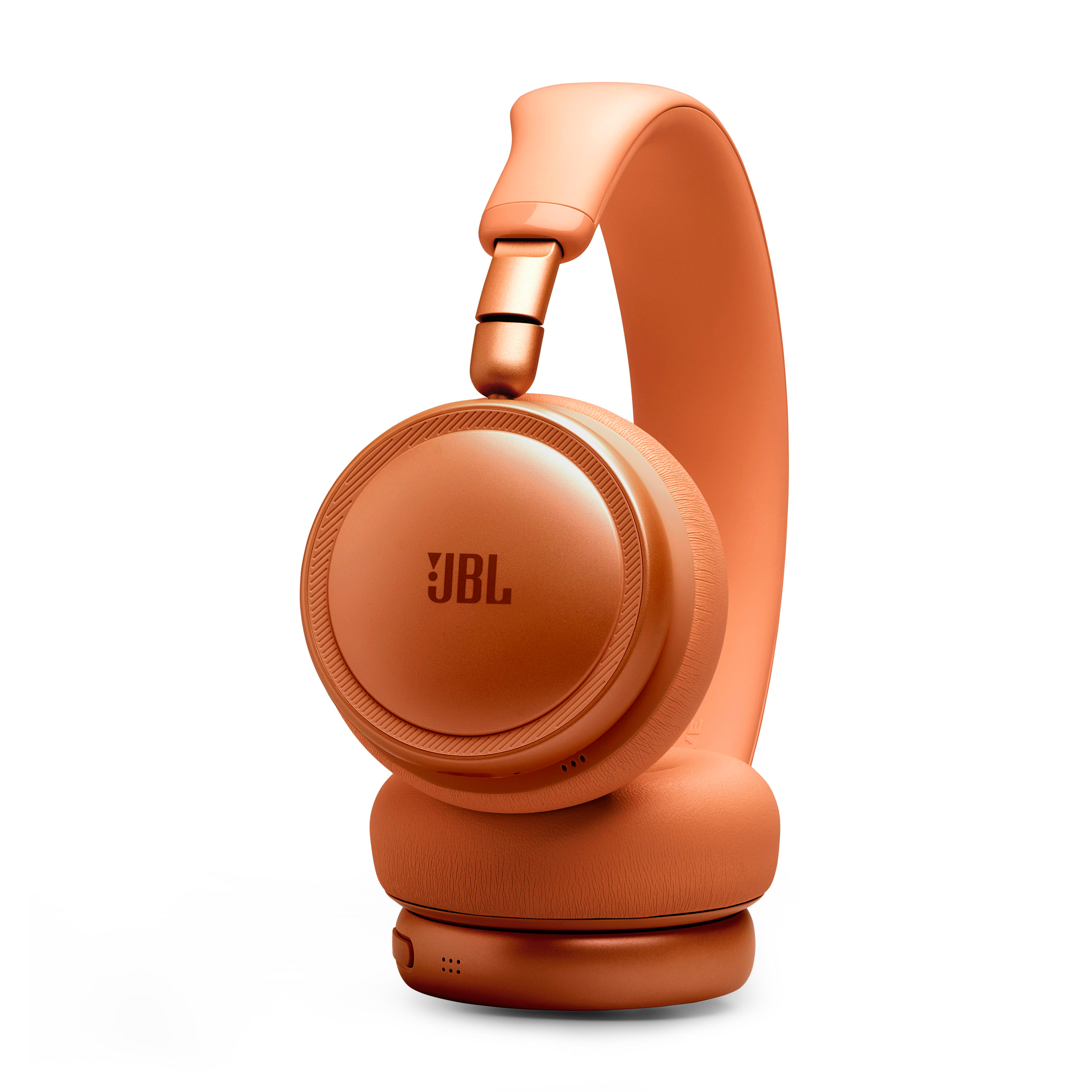 Ein orangefarbener JBL-Kopfhörer mit gepolsterten Ohrmuscheln und einem verstellbaren Kopfbügel.
