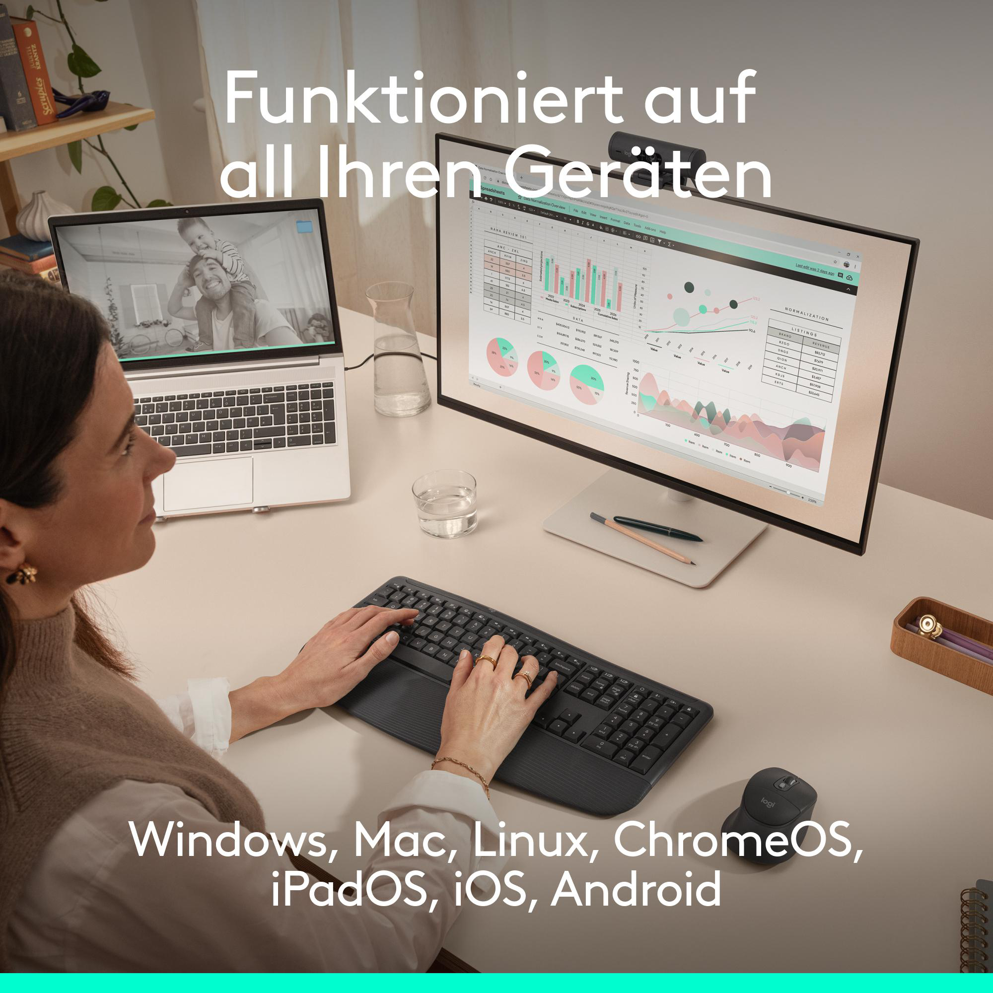 Eine Frau tippt auf einer Tastatur, daneben ein Laptop und ein Monitor mit Tabellen.