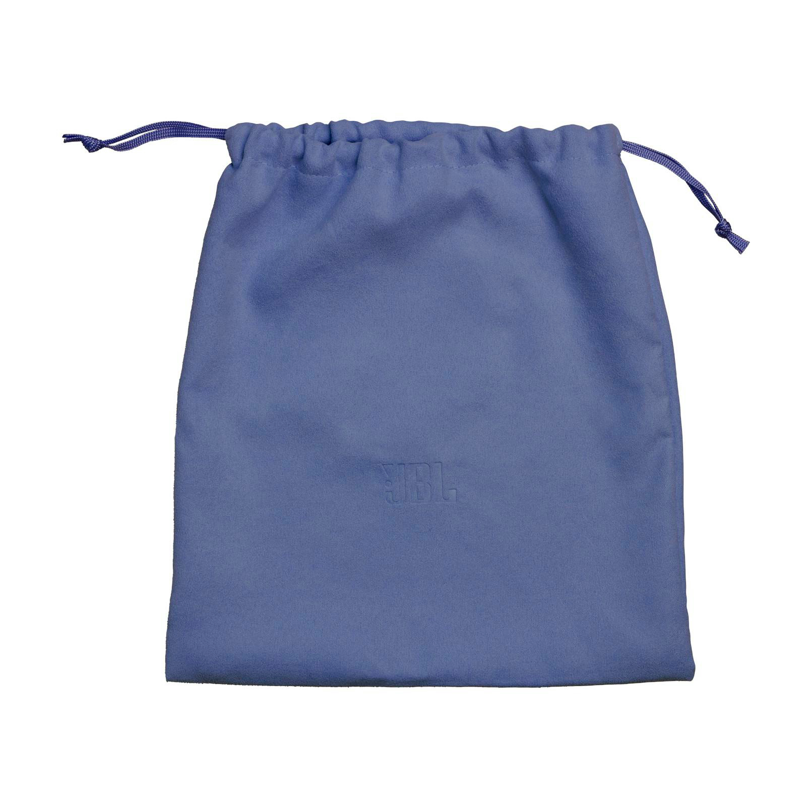 Eine blaue Stofftasche mit Kordelzug und eingeprägtem JBL-Logo.