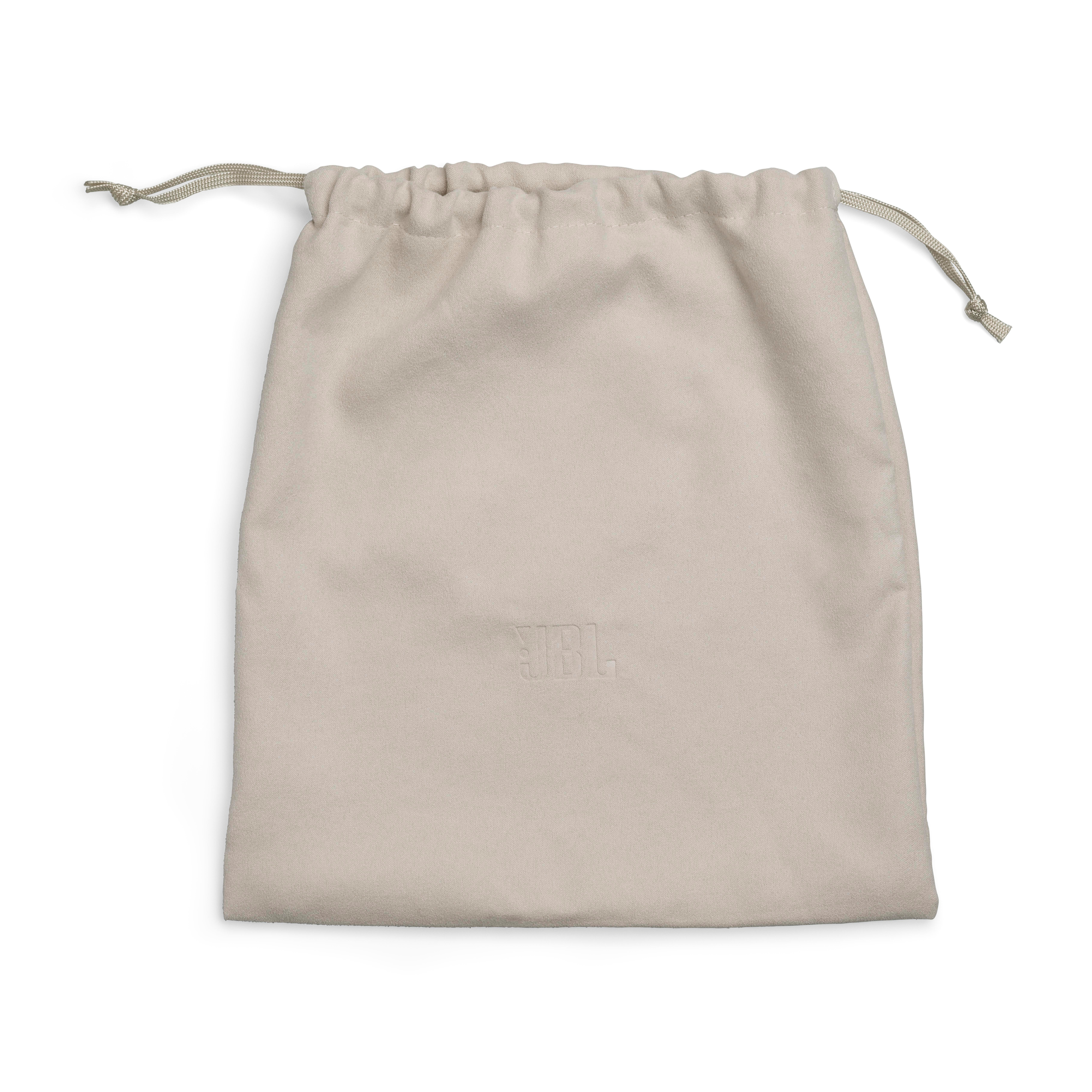 Eine helle Stofftasche mit Kordelzug, vorne mit JBL-Logo.