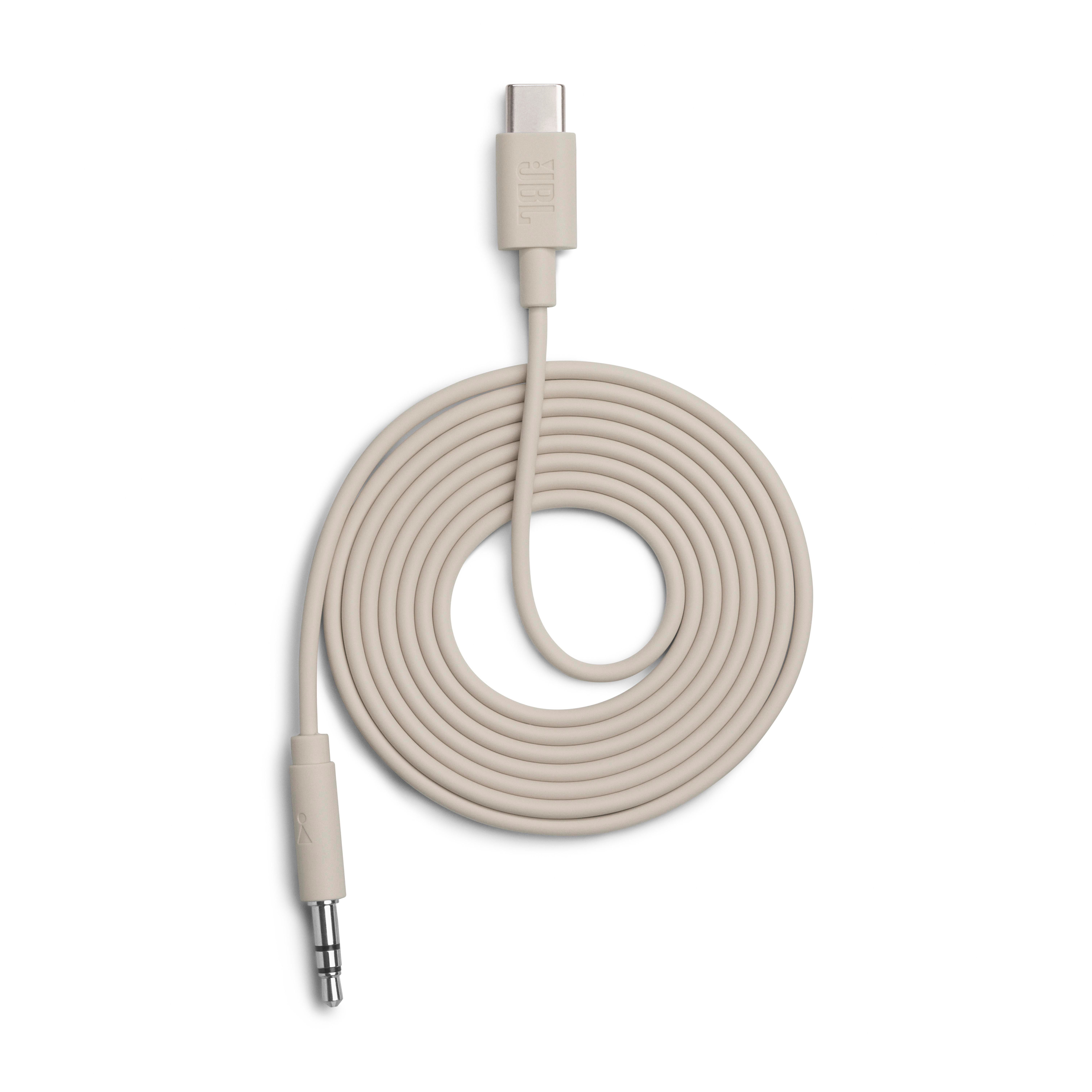 Ein beigefarbenes USB-C-Kabel mit 3,5-mm-Klinkenstecker, aufgerollt.