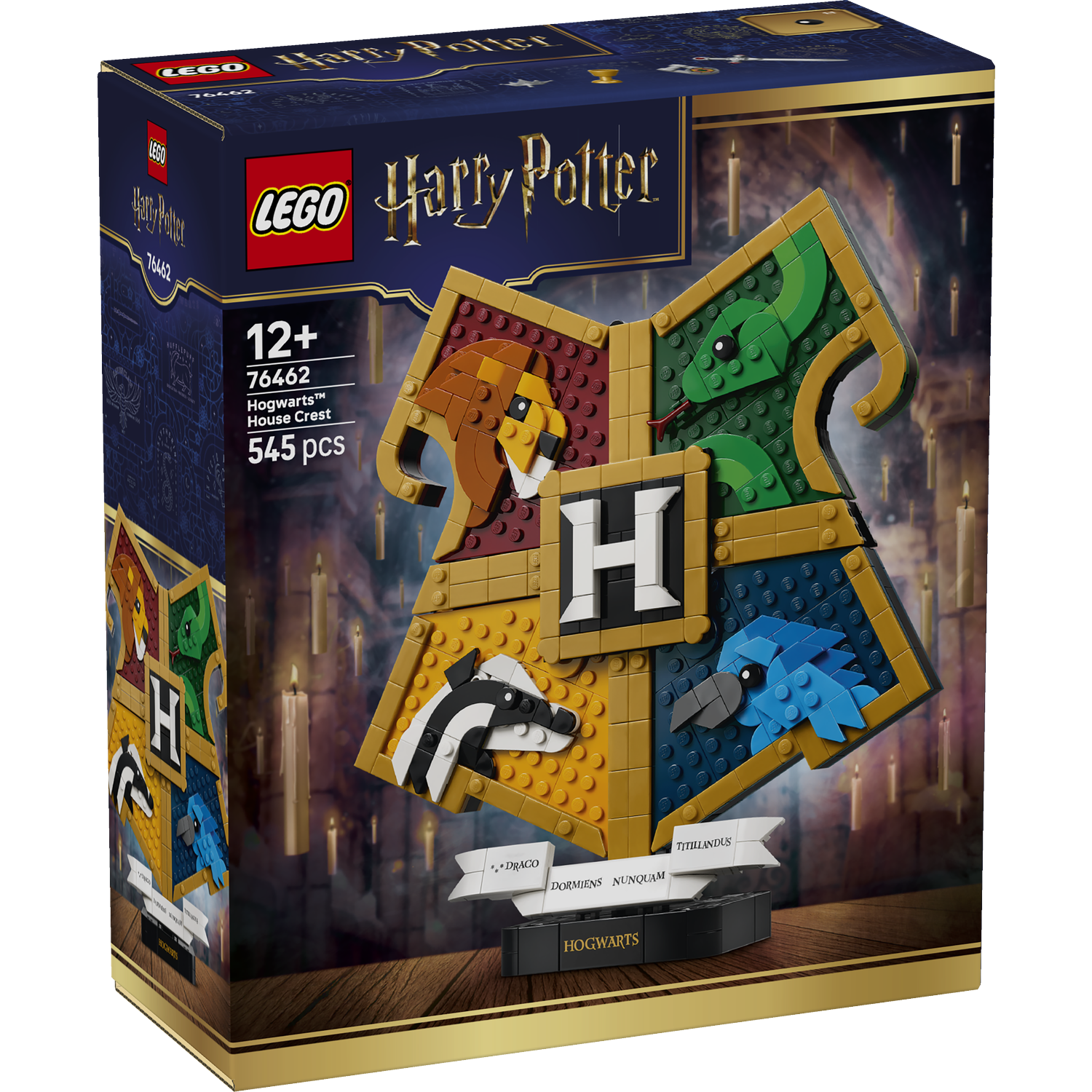 Verpakking van de Lego Harry Potter Hogwarts Huiswapen set met vier wapens en kaarsenachtergrond.