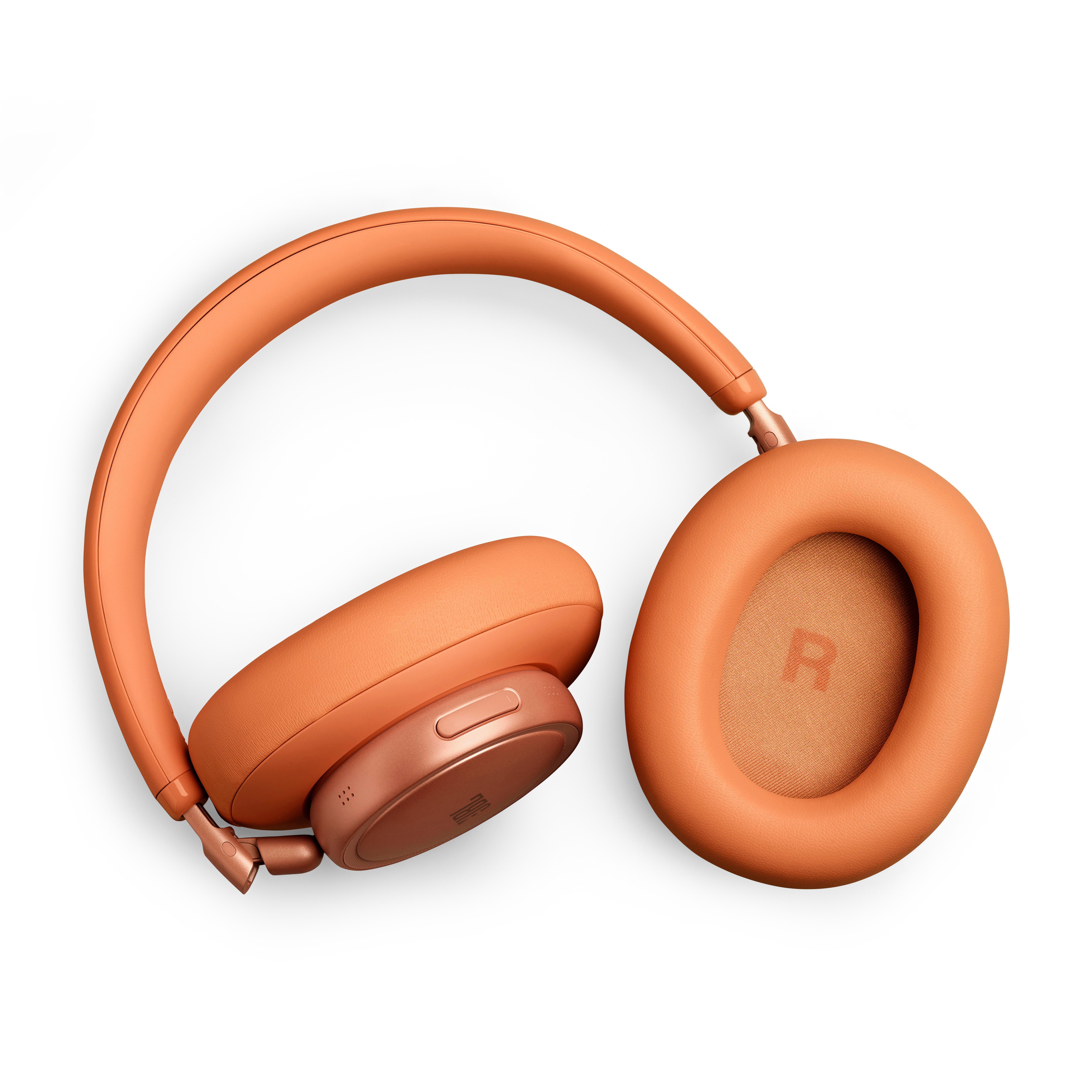 Orange Kopfhörer mit Roségold-Akzenten auf weißem Hintergrund.