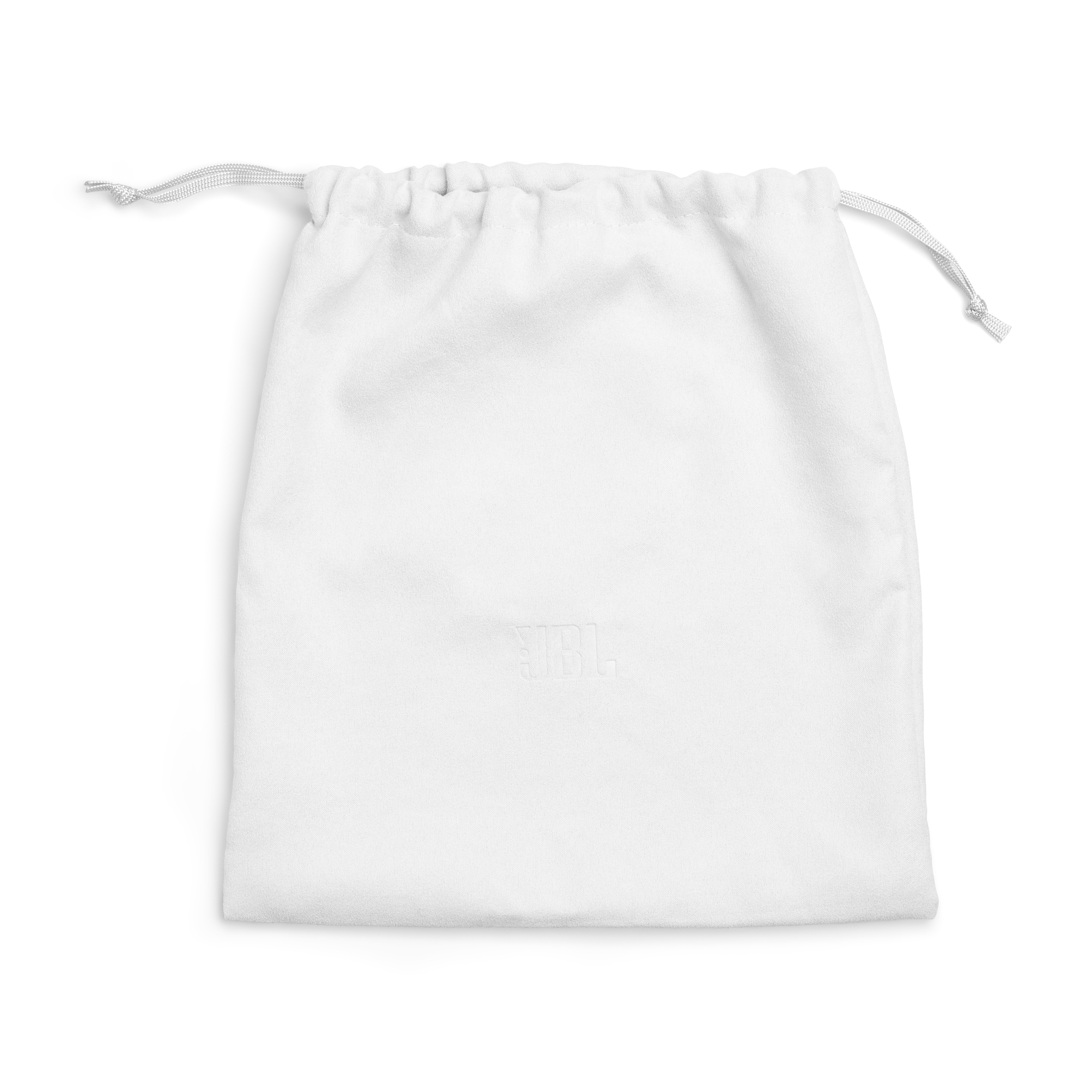 Eine weiße Stofftasche mit Kordelzug und dezentem JBL-Logo.