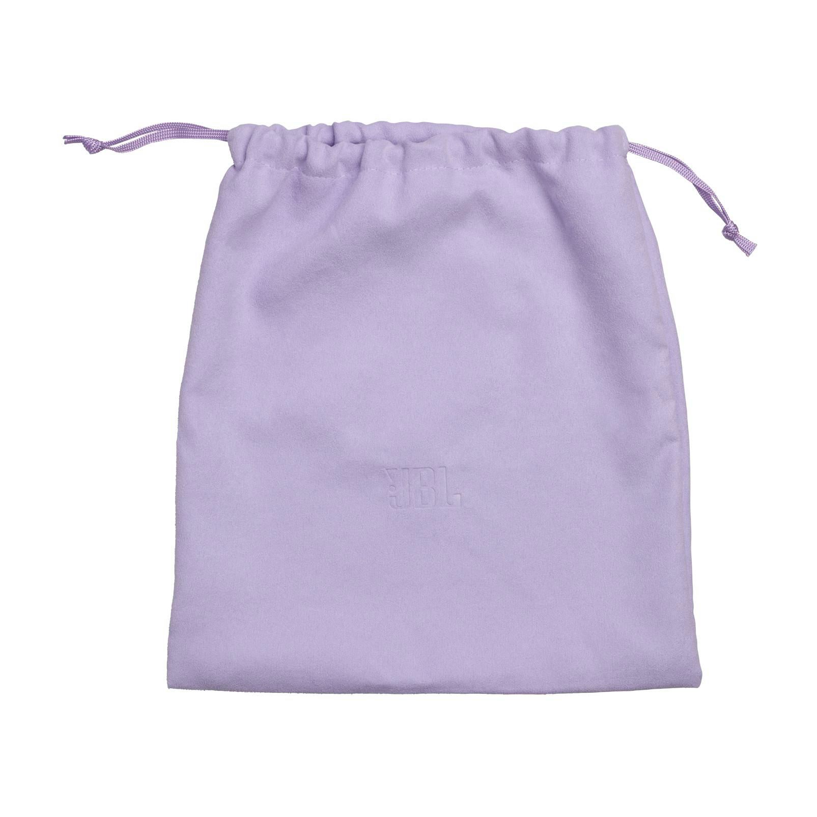 Eine lavendelfarbene Stofftasche mit Kordelzug und JBL-Logo.