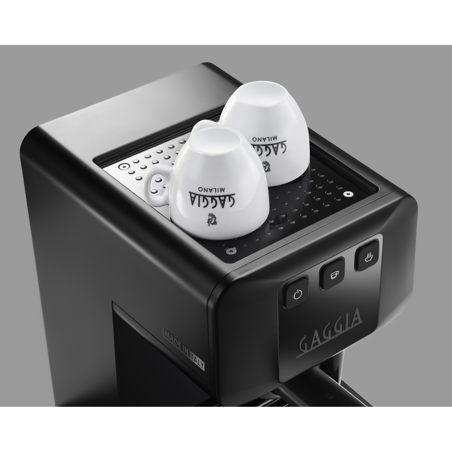 Macchina espresso Gaggia nera con due tazze bianche con logo Gaggia sopra.