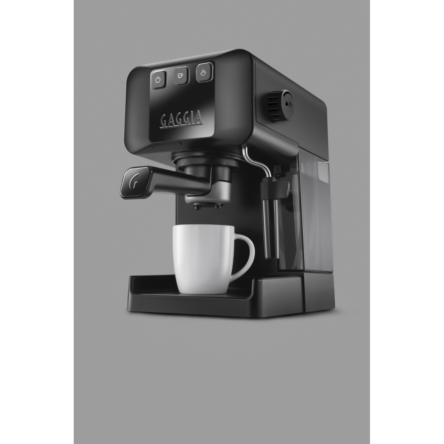 Una macchina per espresso nera con una tazza bianca sulla vaschetta raccogligocce.