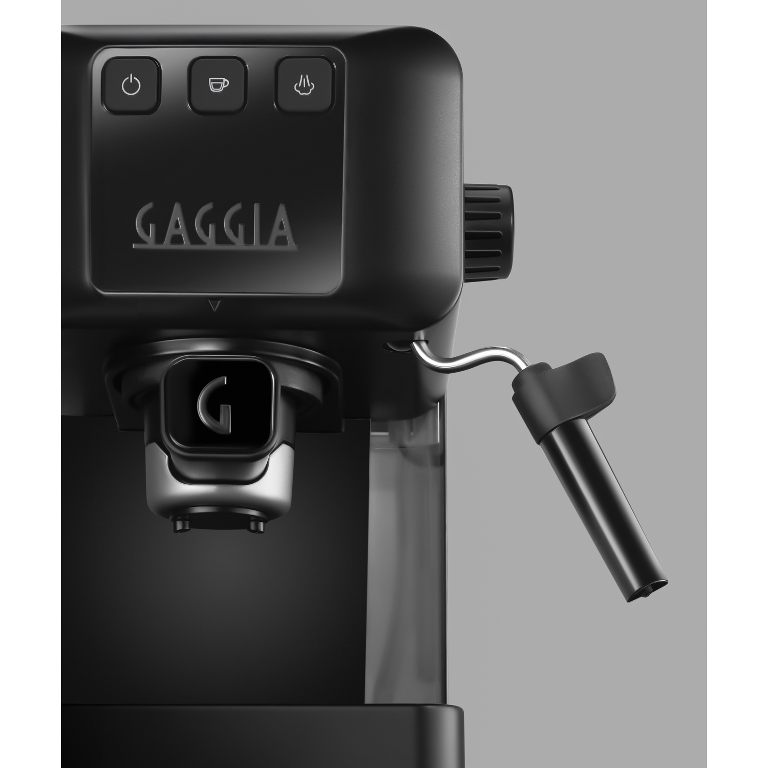 Primo piano di una macchina per caffè espresso Gaggia nera con pulsanti e lancia vapore.