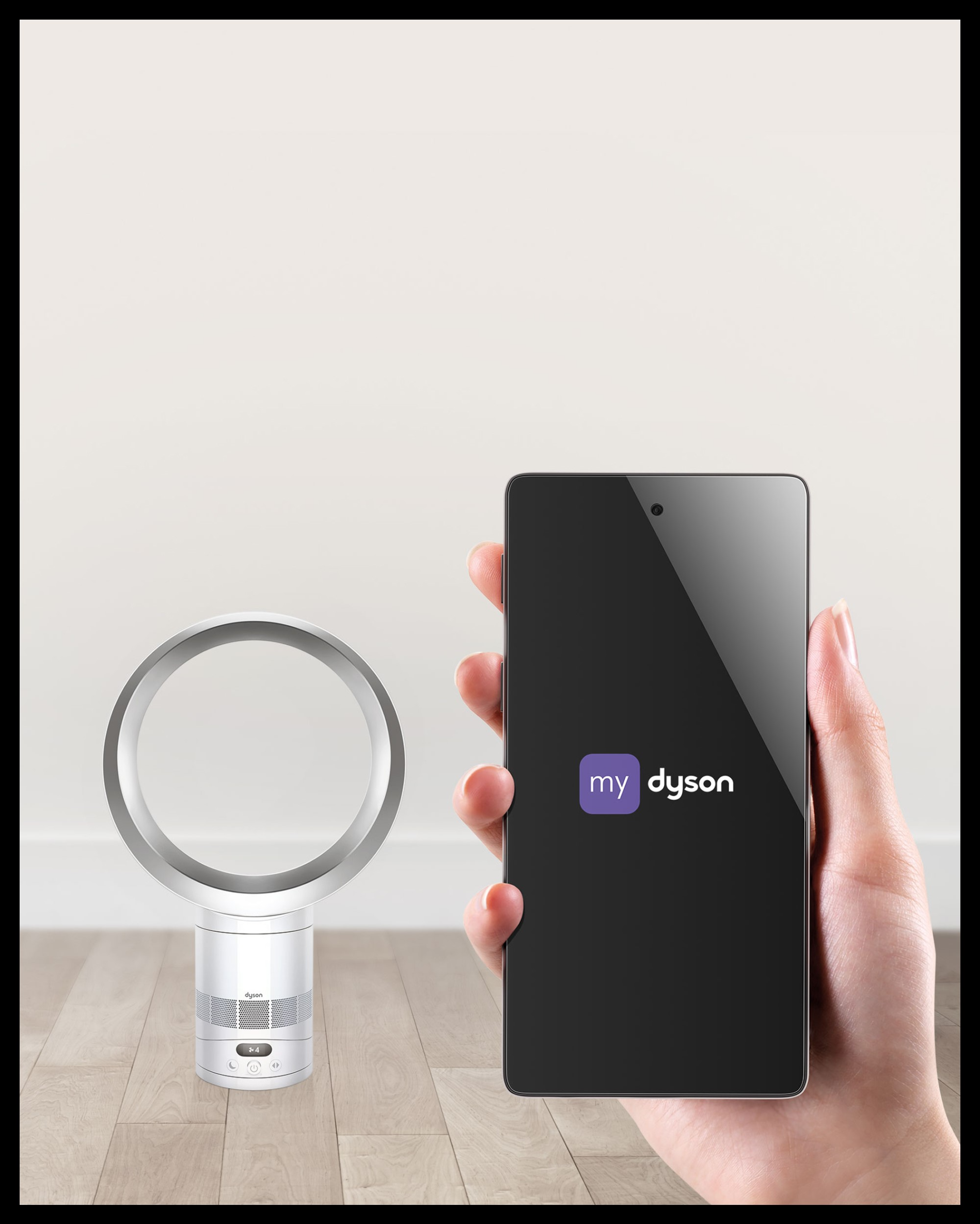 Egy Dyson lapát nélküli ventilátor áll egy Dyson appos okostelefon mellett.