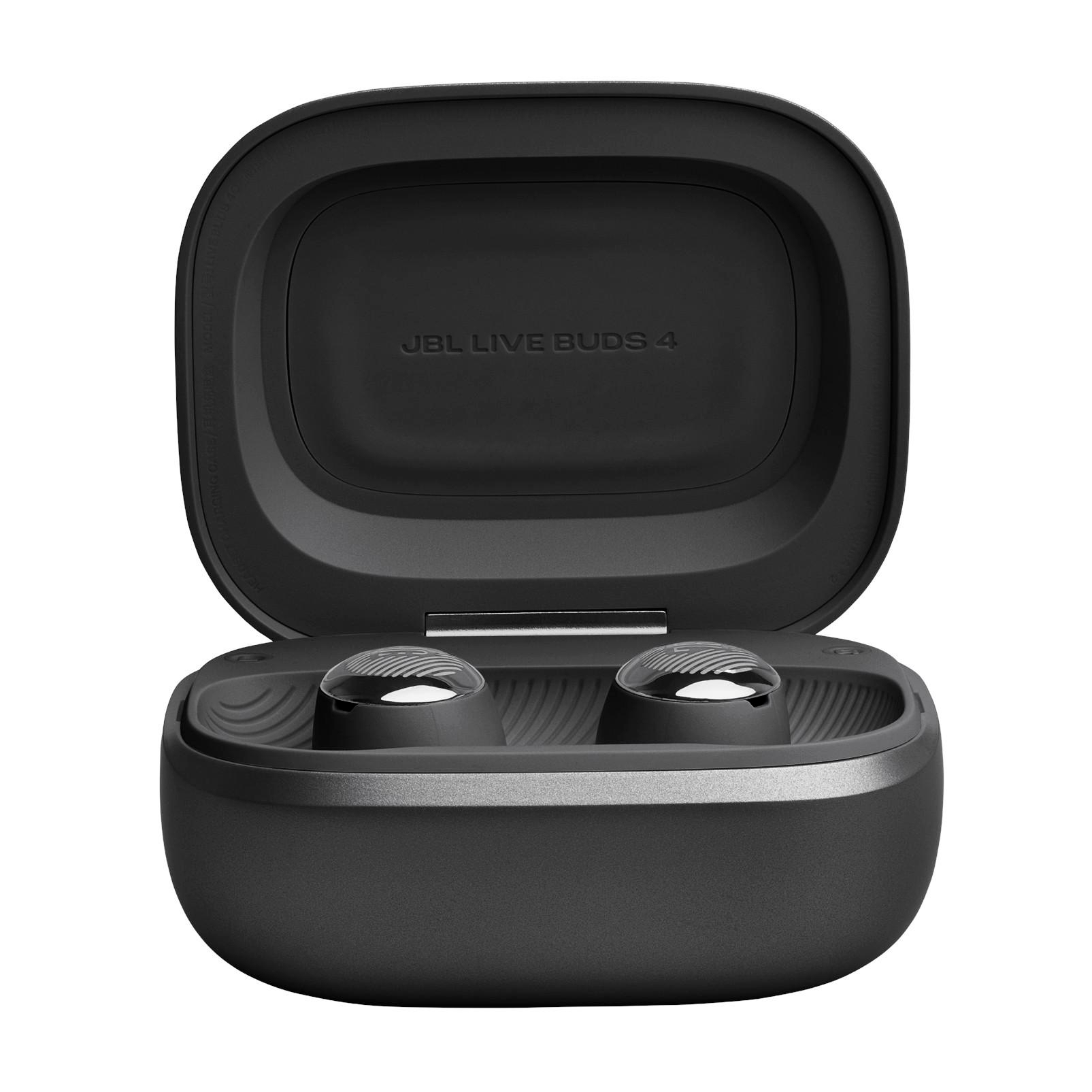 Schwarze JBL LIVE BUDS 4 Kopfhörer im geöffneten Ladecase mit silbernen Akzenten.