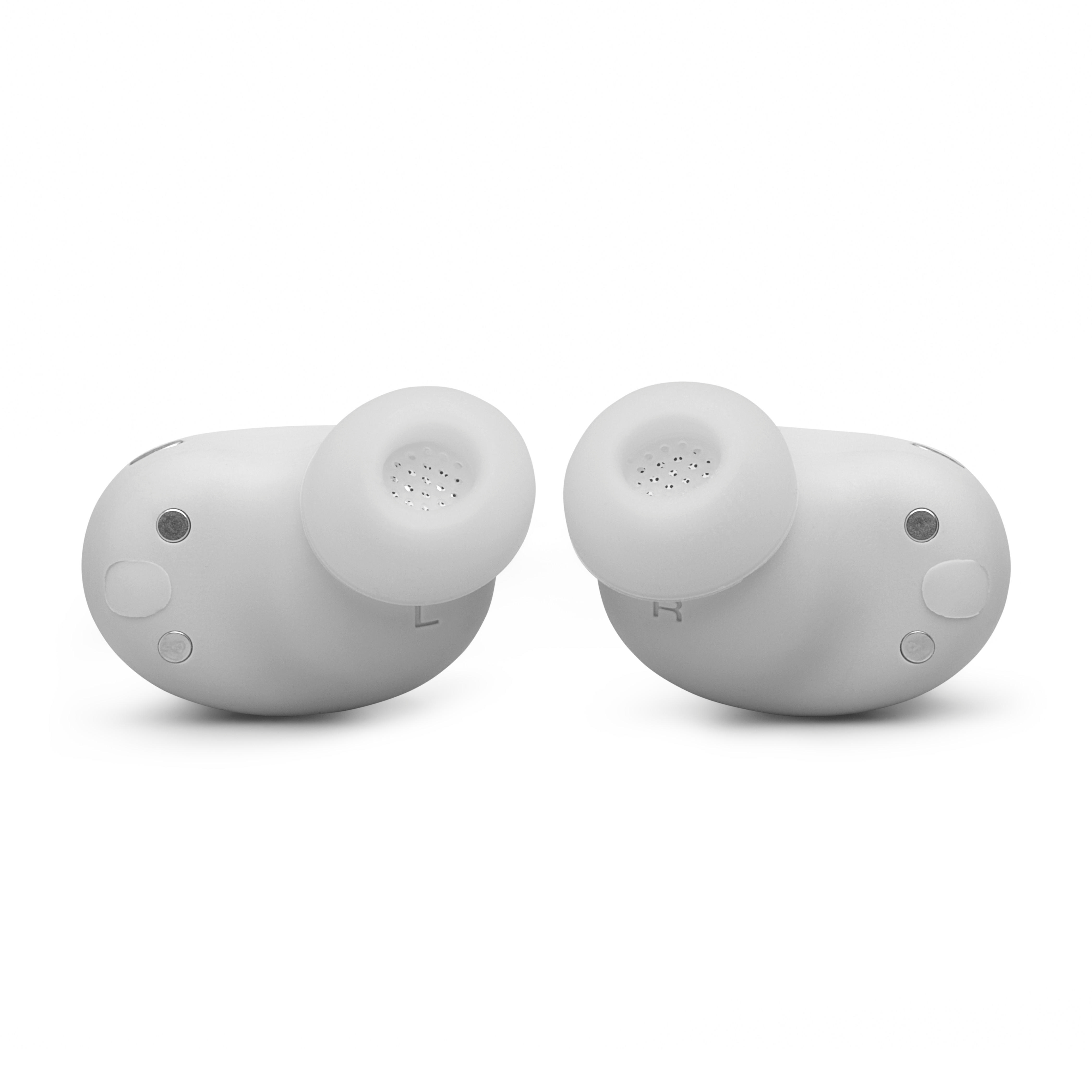 Zwei weiße In-Ear-Kopfhörer mit Ladekontakt und Gummi-Ohrstöpseln.