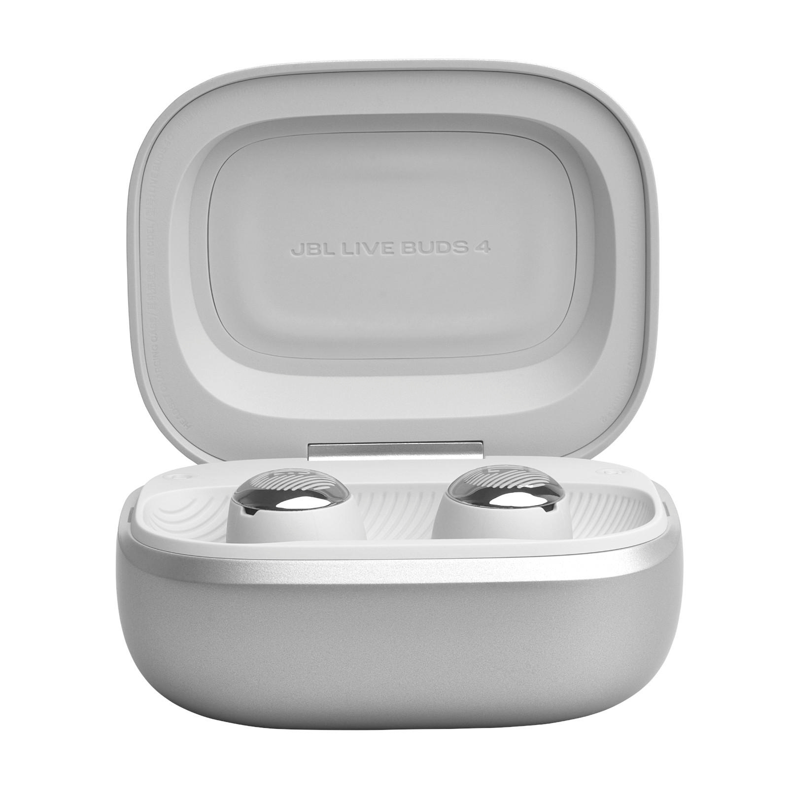 Silbernes JBL Live Buds 4 Ladecase mit geöffnetem Deckel und zwei Ohrhörern.