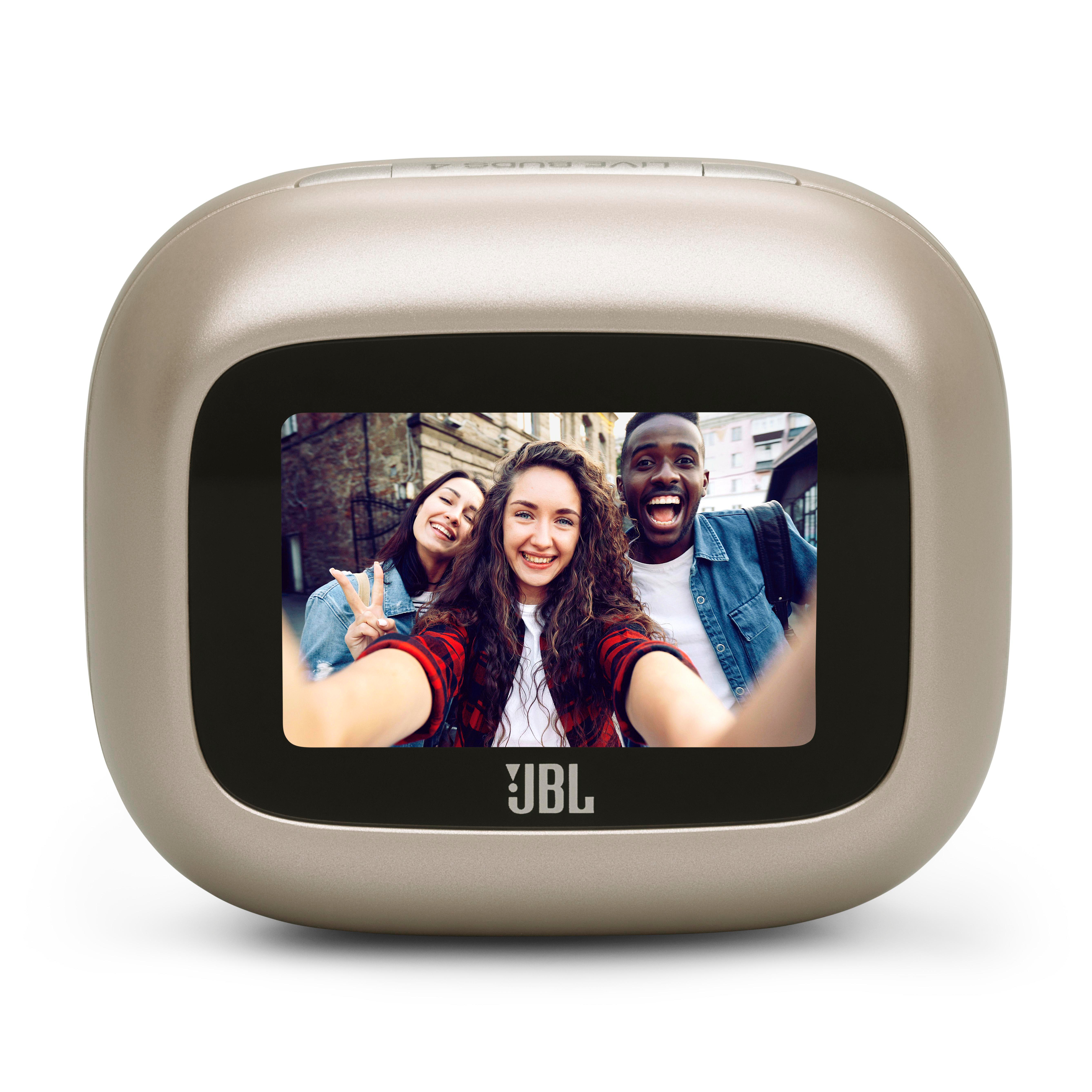 Goldfarbenes JBL-Gehäuse mit drei lachenden jungen Leuten, die ein Selfie machen.