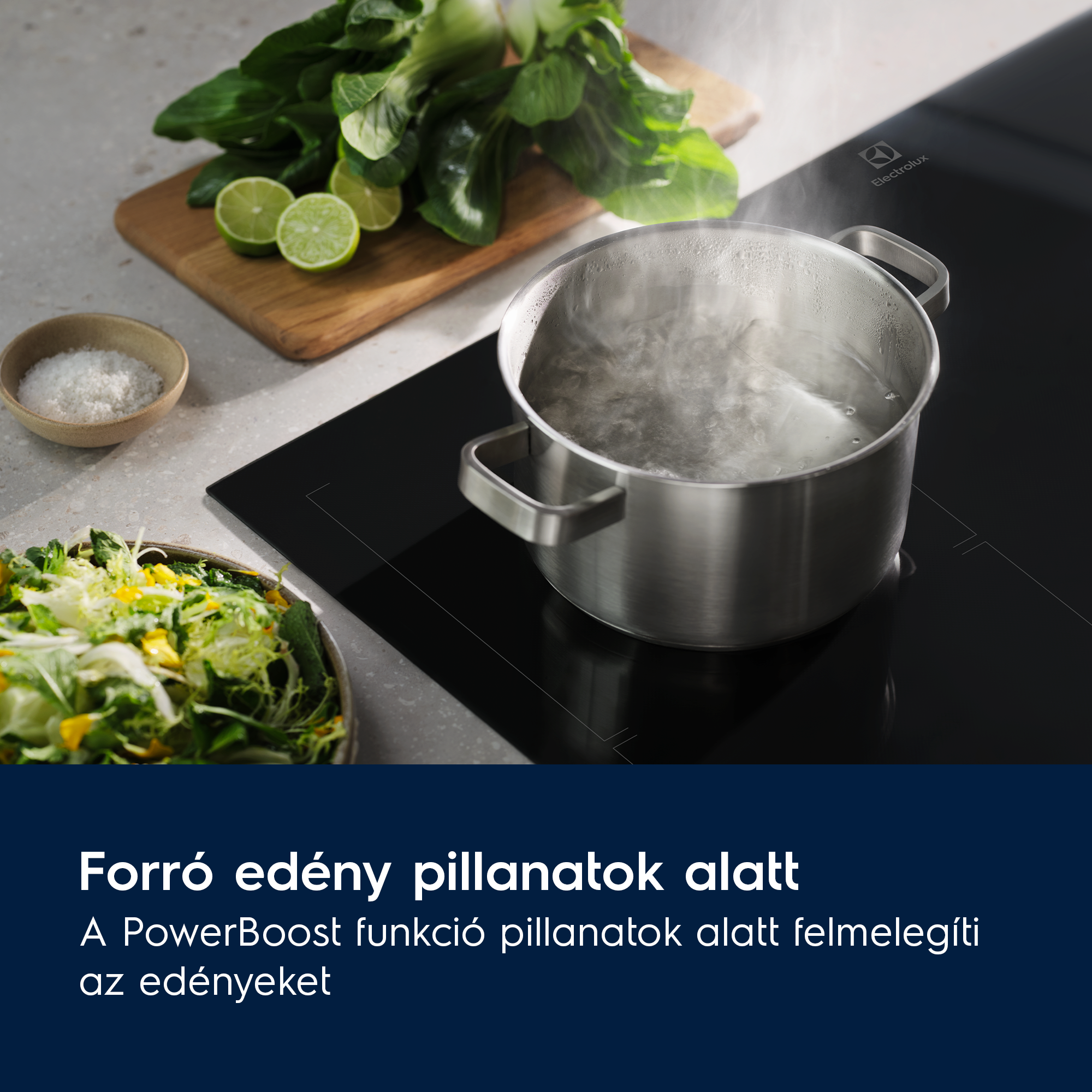 Egy fazék forrásban lévő víz indukciós főzőlapon, zöldségekkel és lime-mal a közelben.