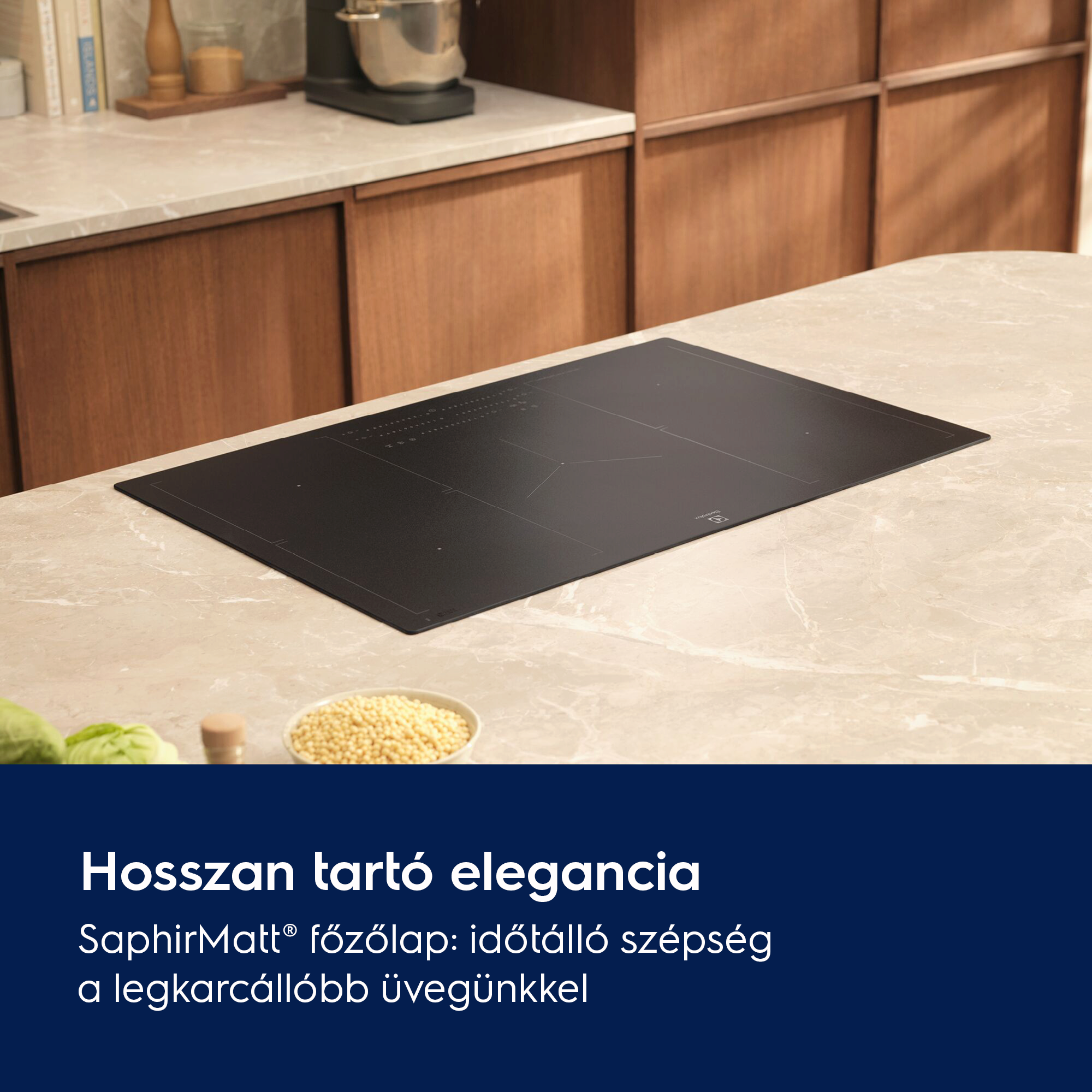 Fekete indukciós főzőlap márvány konyhai munkalapon, élelmiszerekkel.
