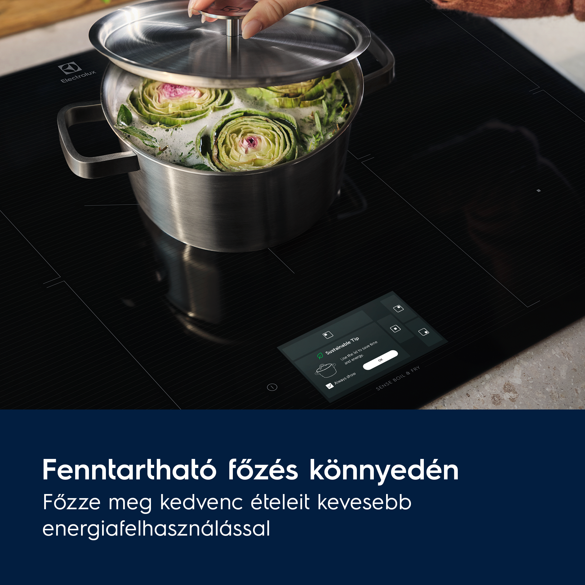 Egy edény articsókával fő az érintőképernyős főzőlapon.
