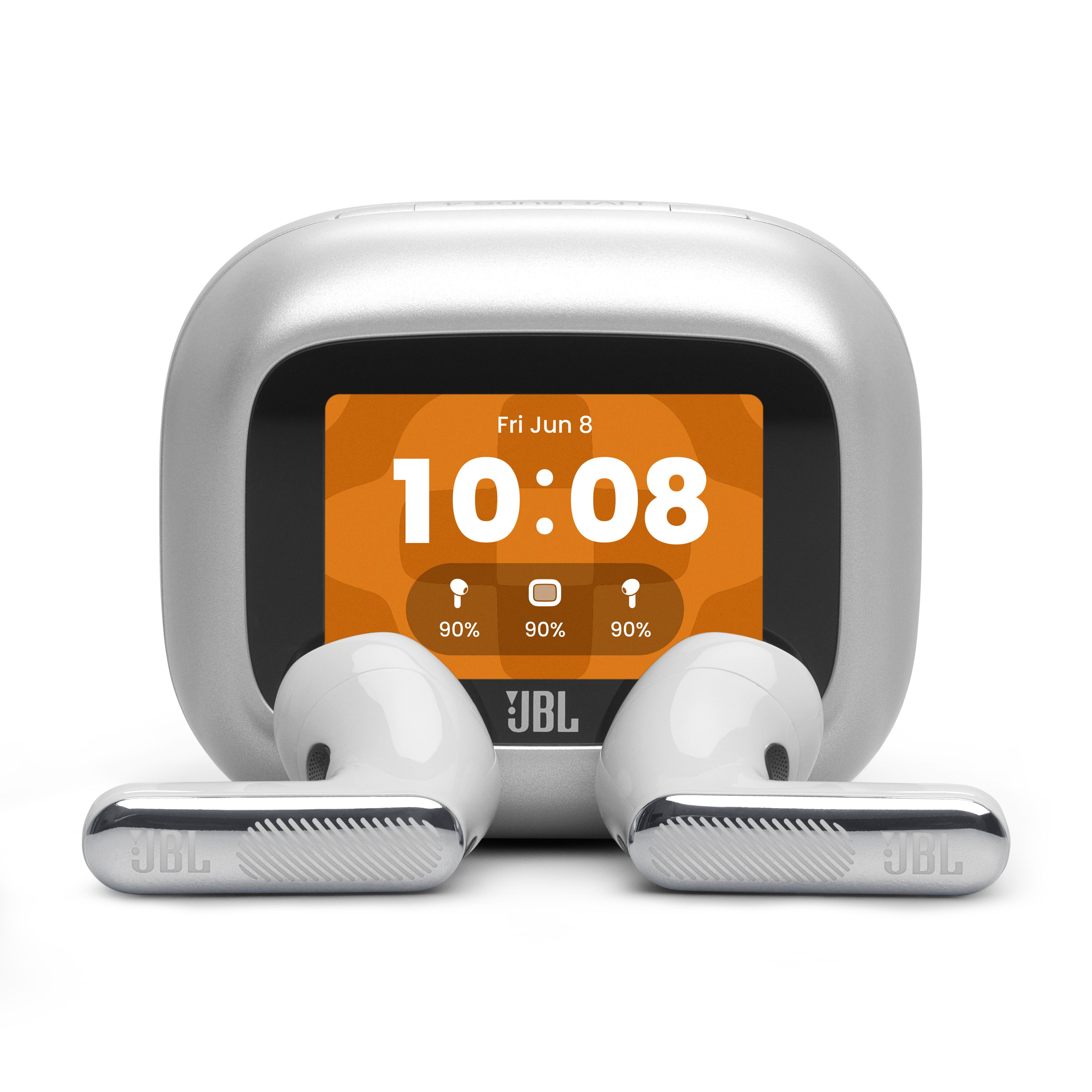Ein silbernes JBL-Gehäuse mit einem Bildschirm, der 10:08 Uhr anzeigt, und zwei weißen Ohrhörern davor.