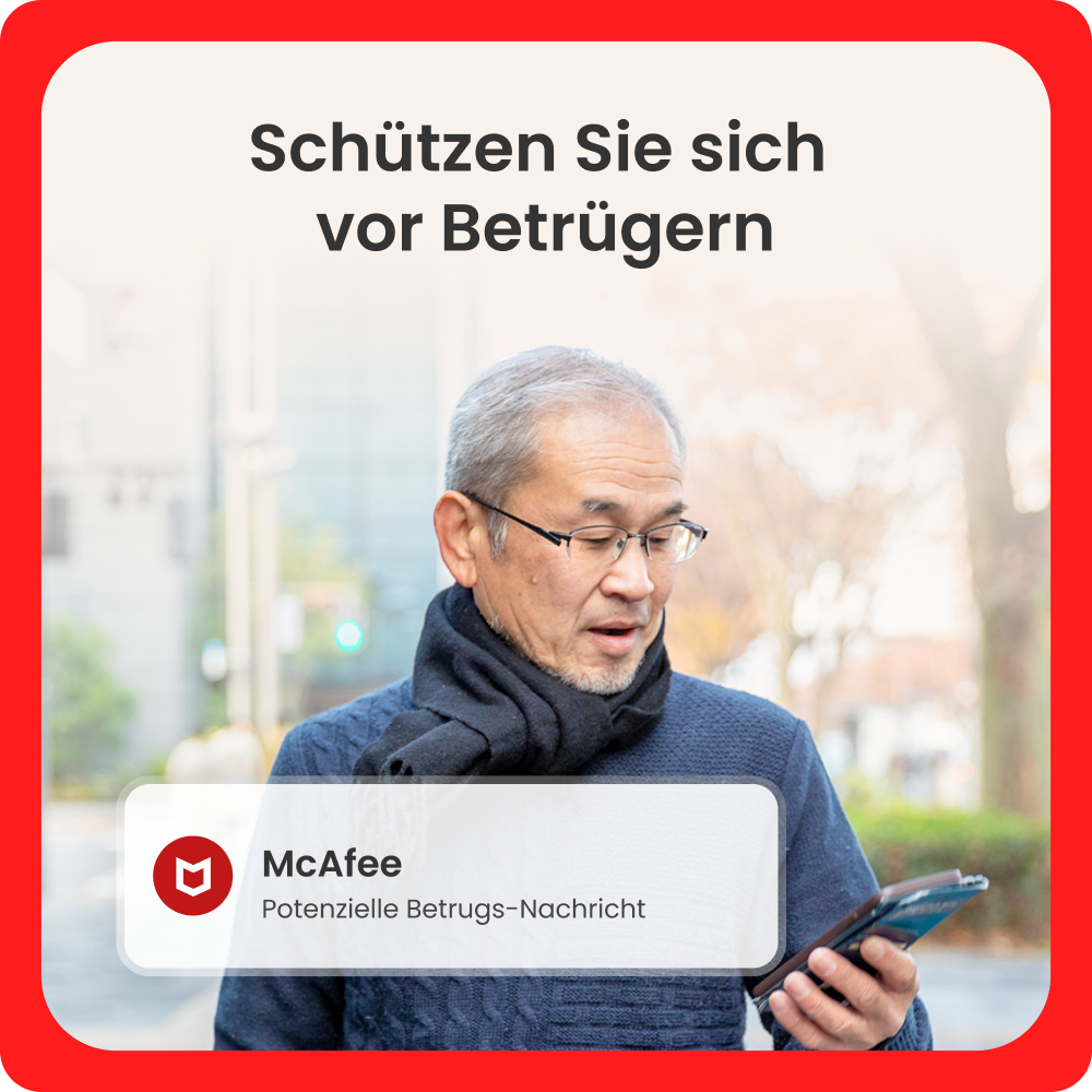 Älterer Mann schaut auf sein Handy, McAfee warnt vor Betrugsnachricht.