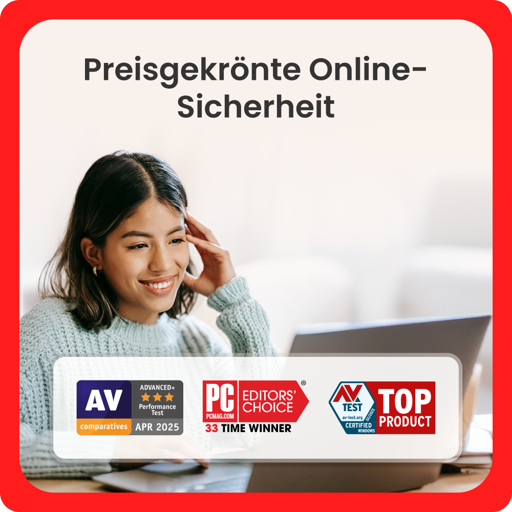 Eine Frau blickt lächelnd auf einen Laptop, ausgezeichnet mit Siegeln.