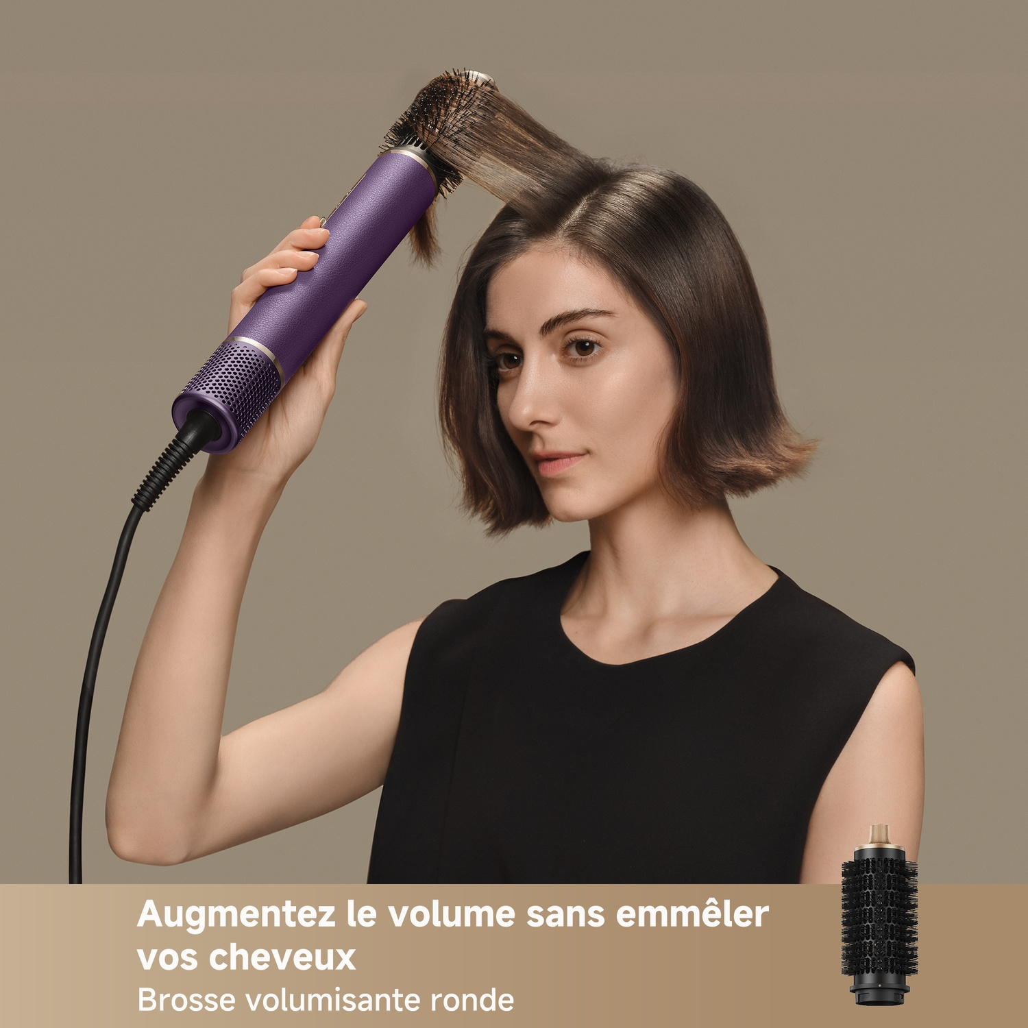 Femme utilisant un appareil à coiffer violet pour sécher et coiffer ses cheveux bruns.