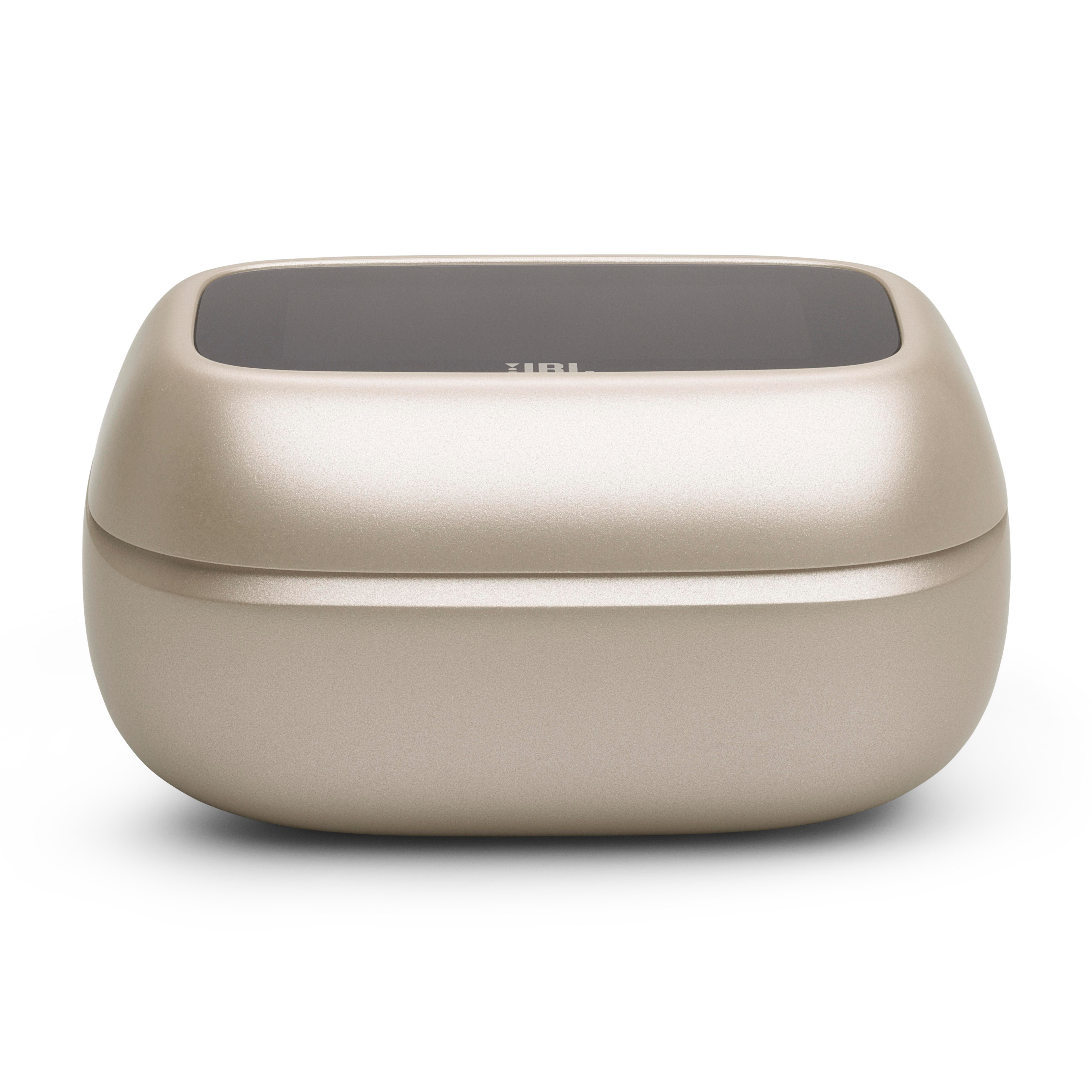 Beige Ladebox mit glatter Oberfläche und dunklem Deckel mit JBL-Logo.