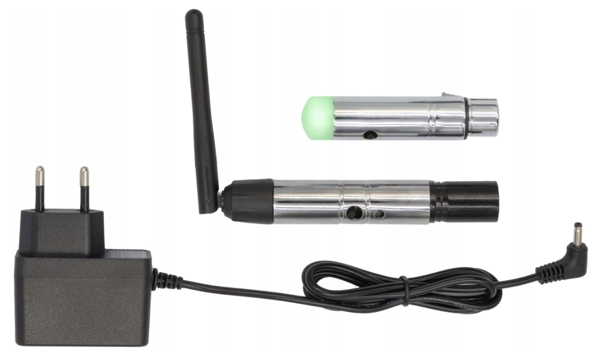 Zasilacz, dwa srebrne cylindry z antenami i kabel.