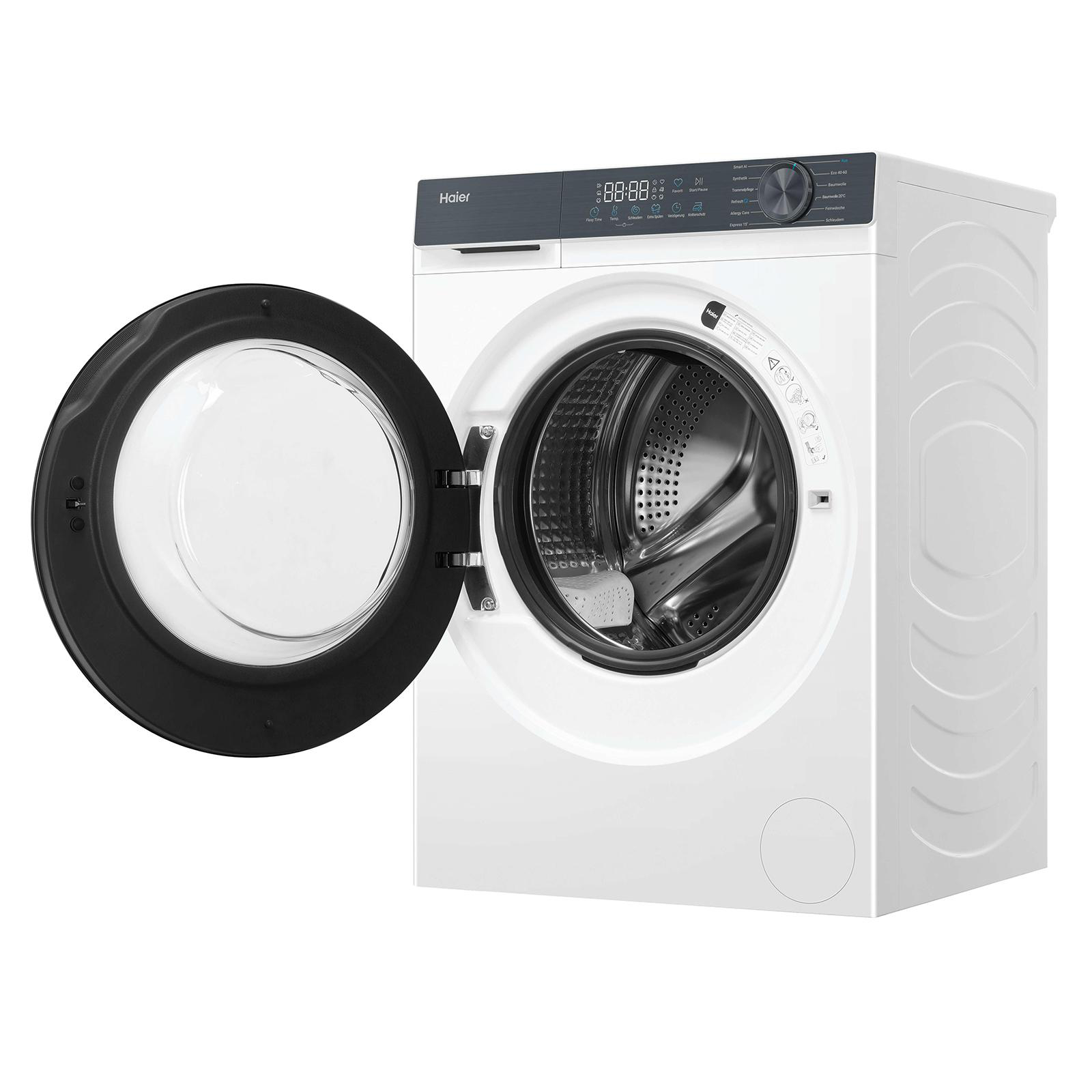 Eine weiße Haier-Waschmaschine mit geöffneter schwarzer Tür und silberner Trommel.