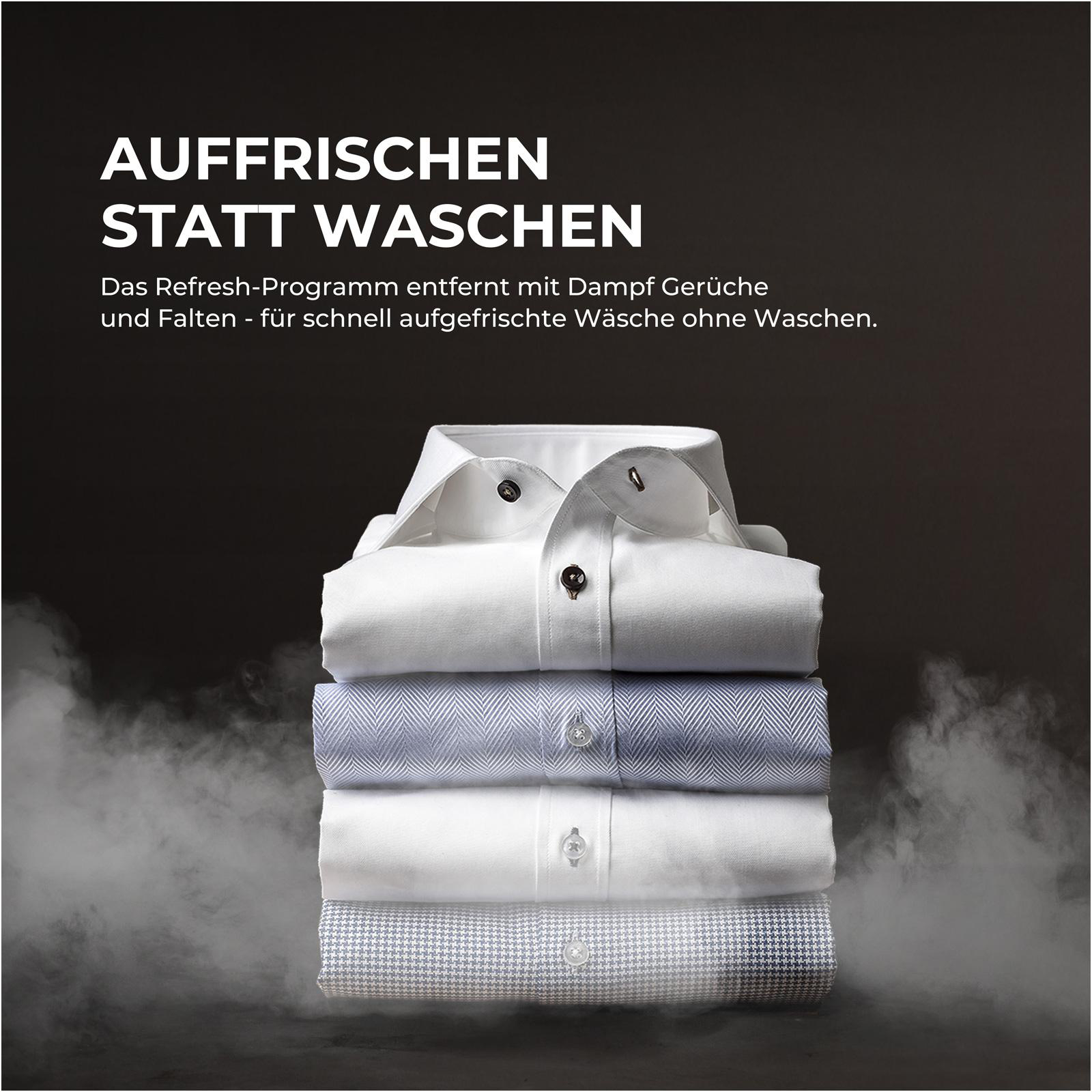 Ein Stapel frisch gebügelter Hemden mit Dampf auf der linken Seite.