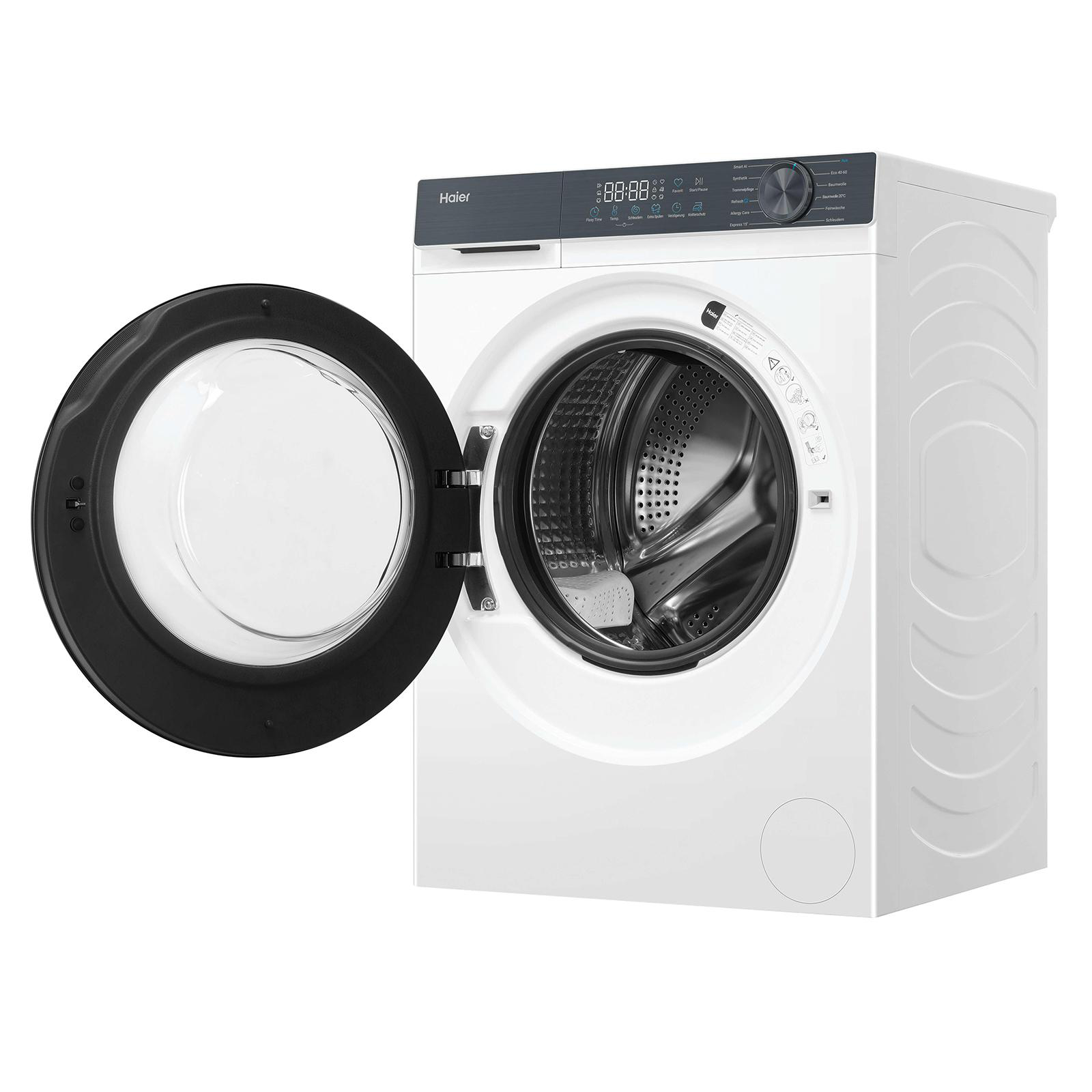 Eine weiße Haier-Waschmaschine mit geöffneter schwarzer Tür und silberner Trommel.