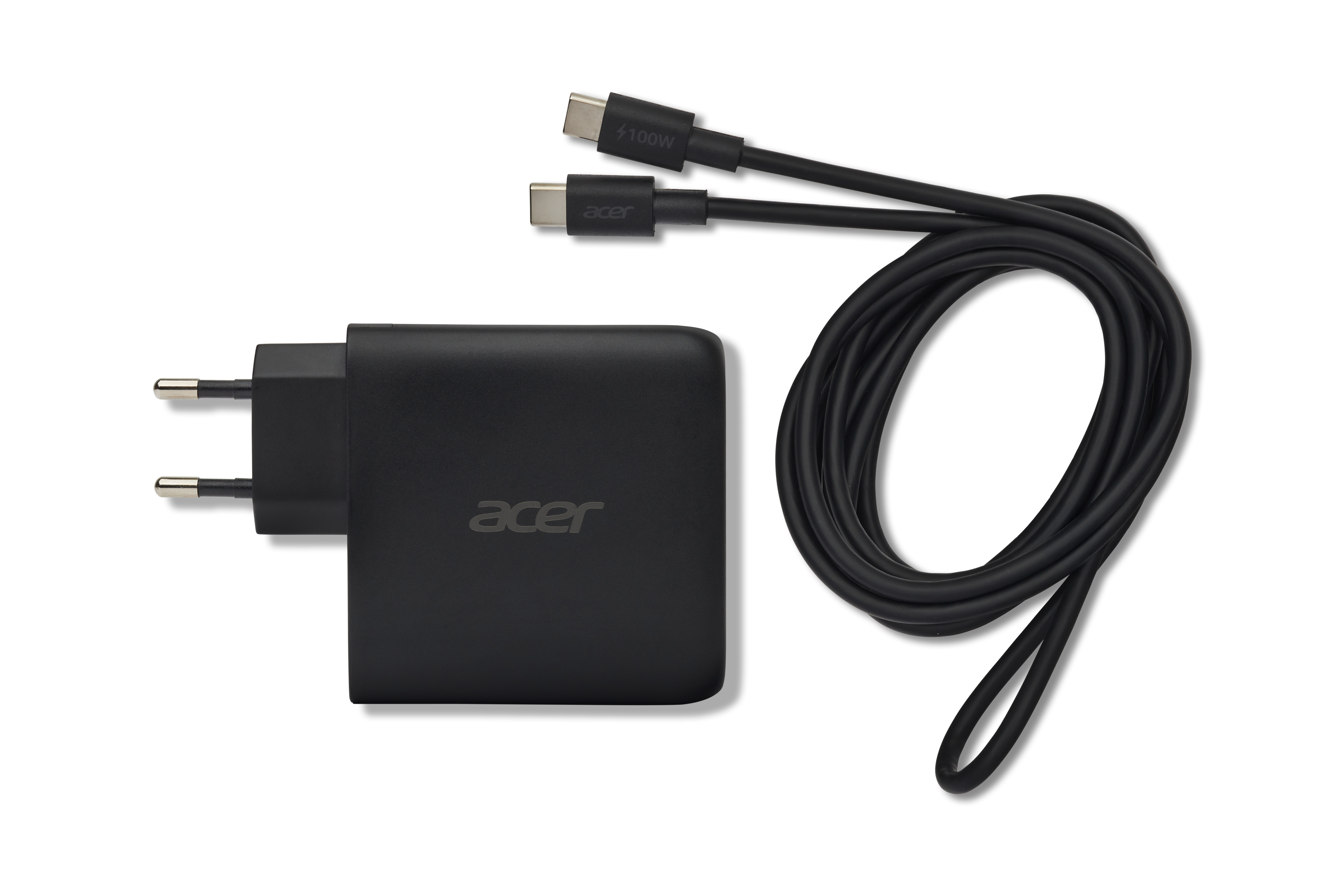 Ein schwarzes Acer Ladegerät mit zwei USB-C-Kabeln, eines mit 100W.