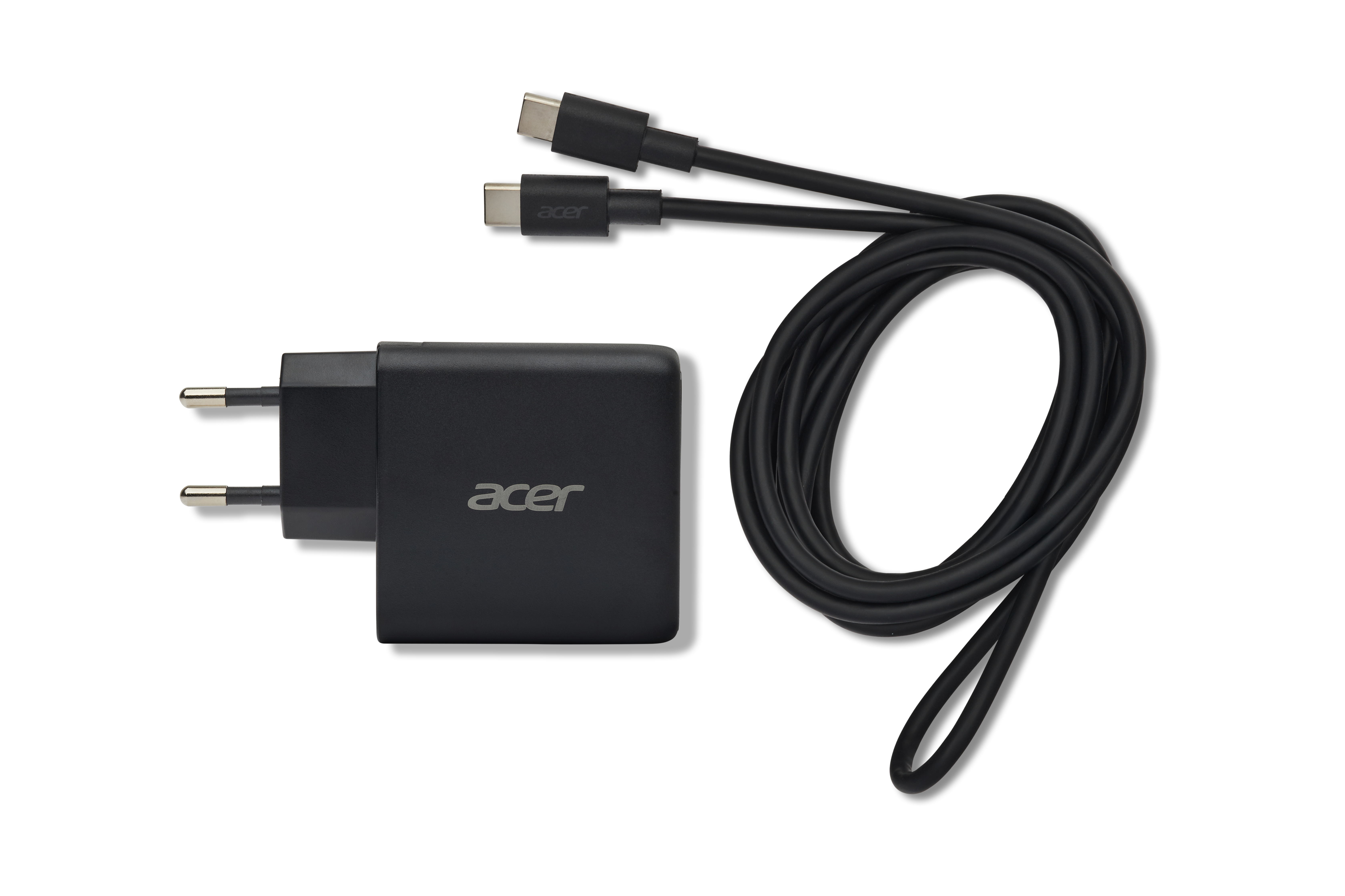 Schwarzer Acer Netzstecker mit zwei USB-C-Kabeln auf weißem Hintergrund.