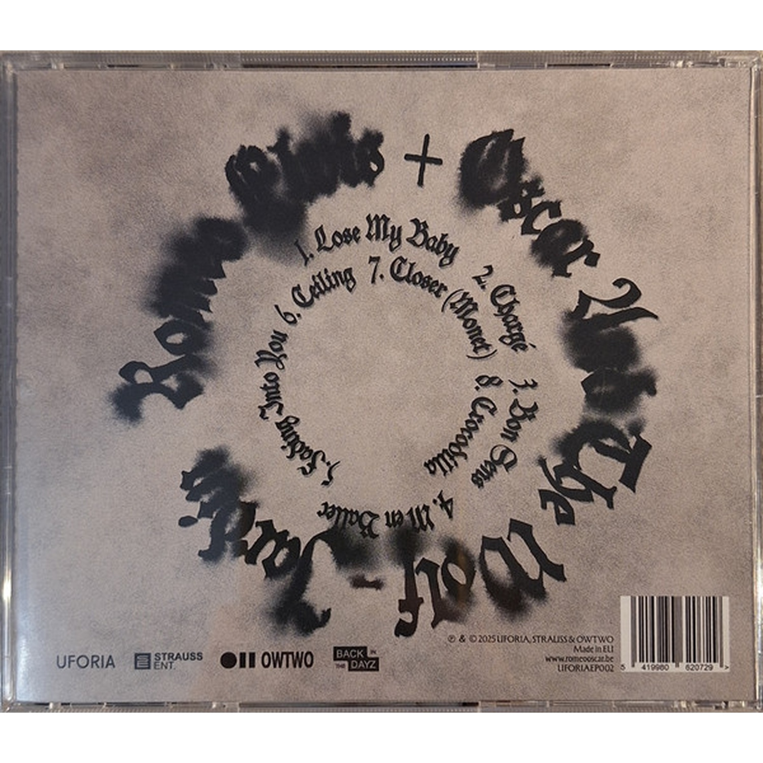 CD achterkant met songlist en bandnaam in graffiti-lettertype op grijze achtergrond.