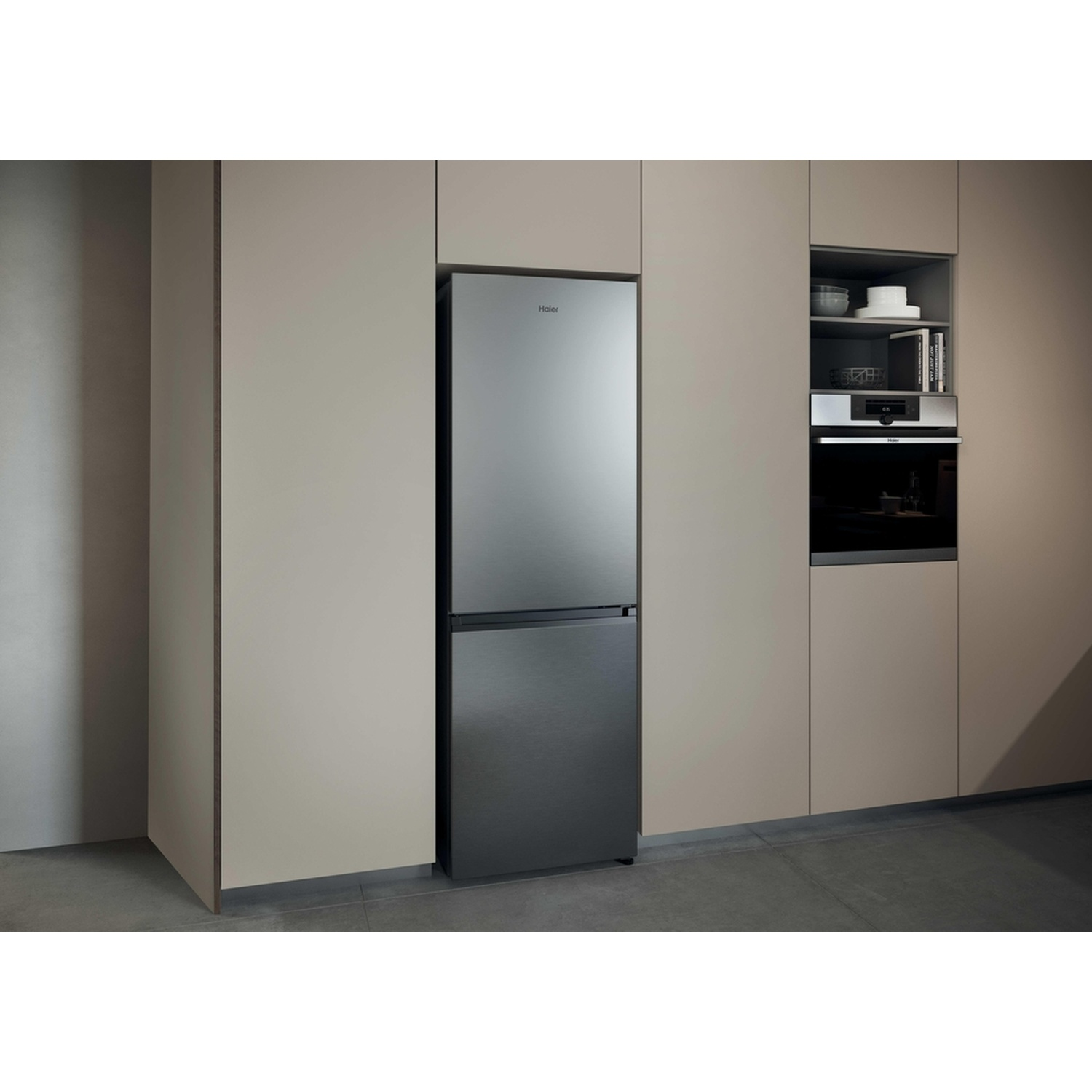 Une cuisine moderne avec réfrigérateur et four encastré Haier.