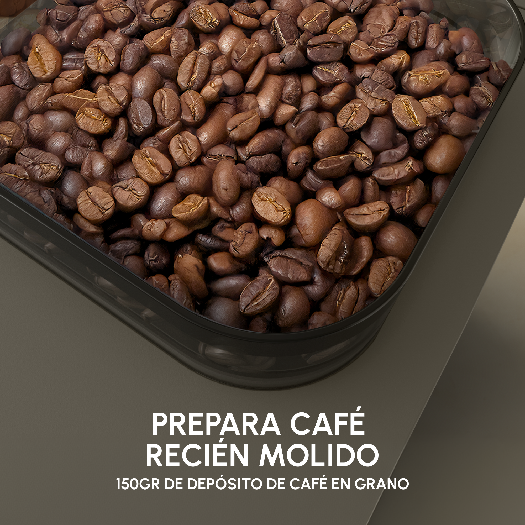 Primer plano de granos de café tostados en un recipiente.