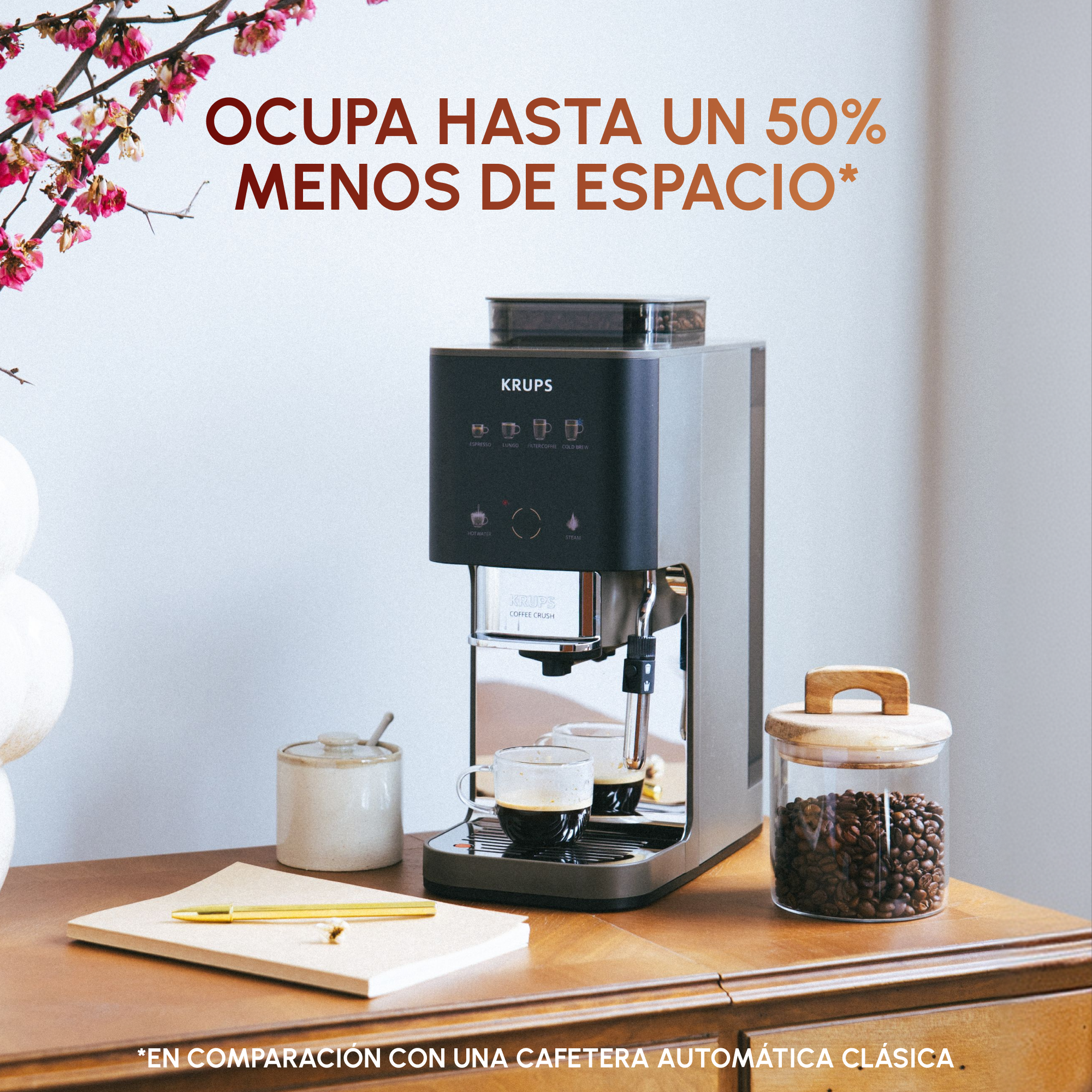 Una cafetera Krups plateada sobre una mesa de madera con granos de café.
