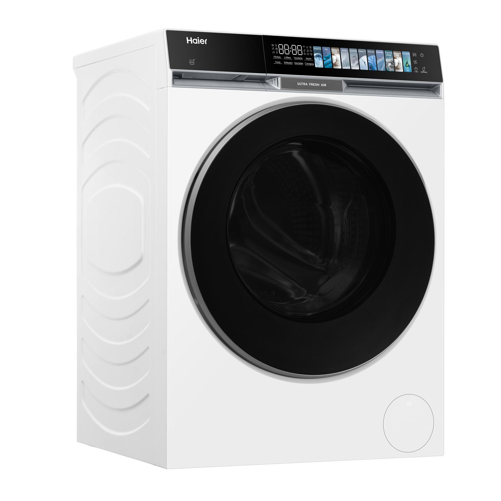 Eine weiße Haier Waschmaschine mit schwarzer Tür und digitalem Display.