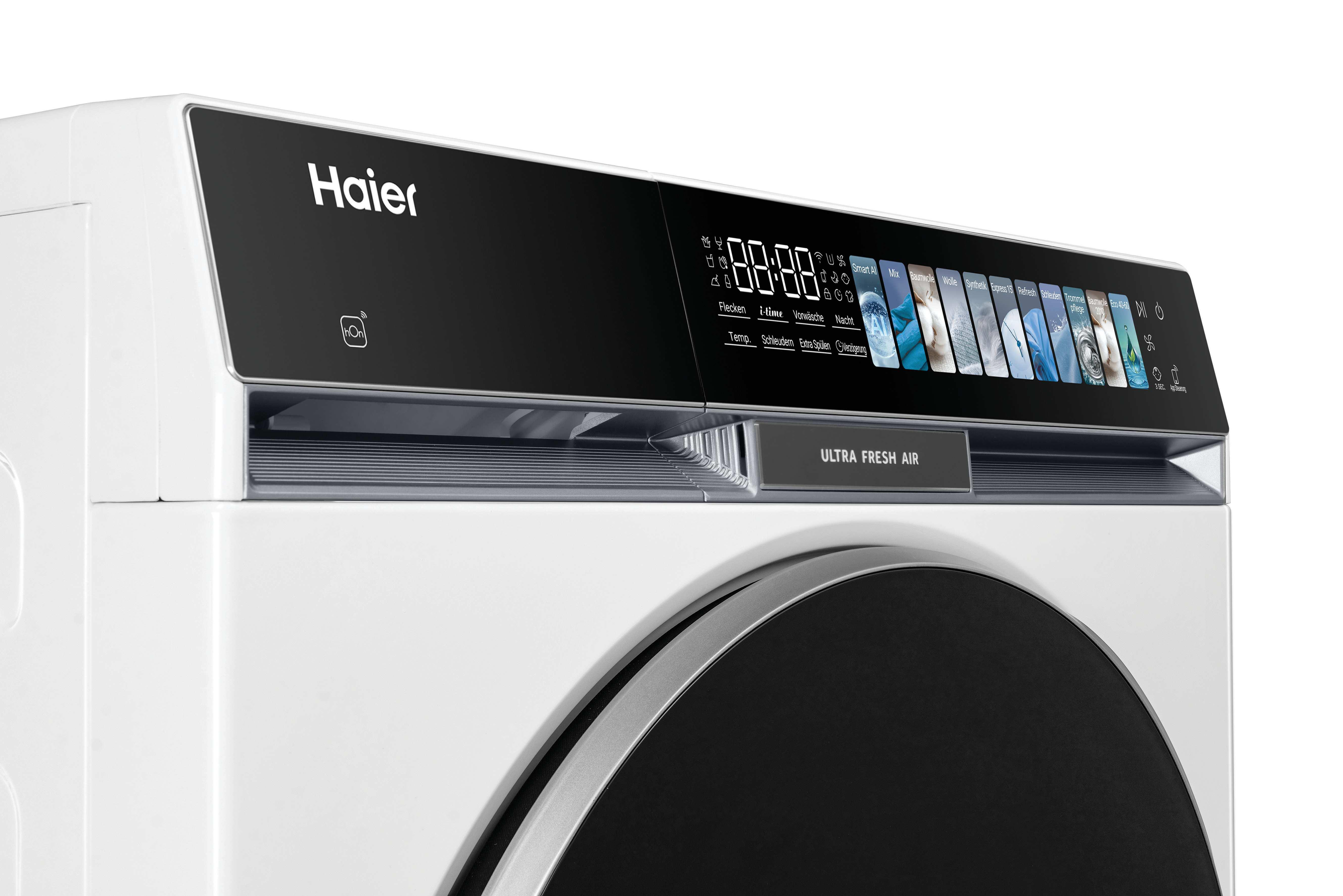 Nahaufnahme einer Haier Waschmaschine mit digitalem Display, das Programme anzeigt.