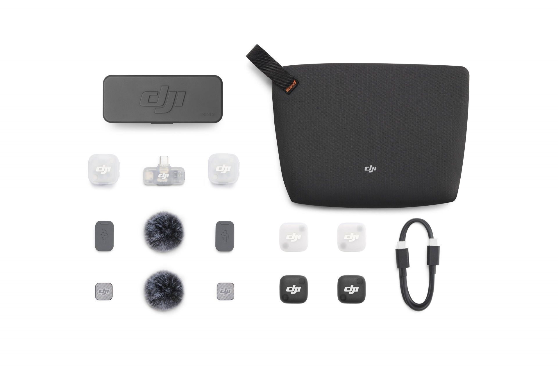 DJI Mini 2 tok, vezeték nélküli mikrofonok, szélfogók, USB-C kábel és tartozékok.