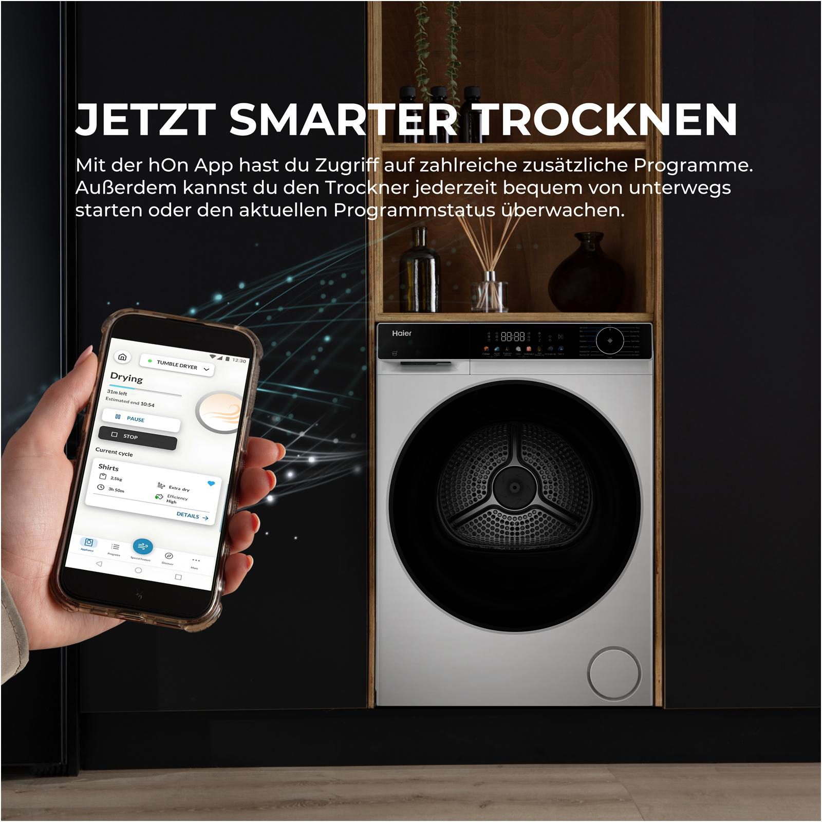 Ein Smartphone zeigt eine Trockner-App, daneben ein weißer Trockner.