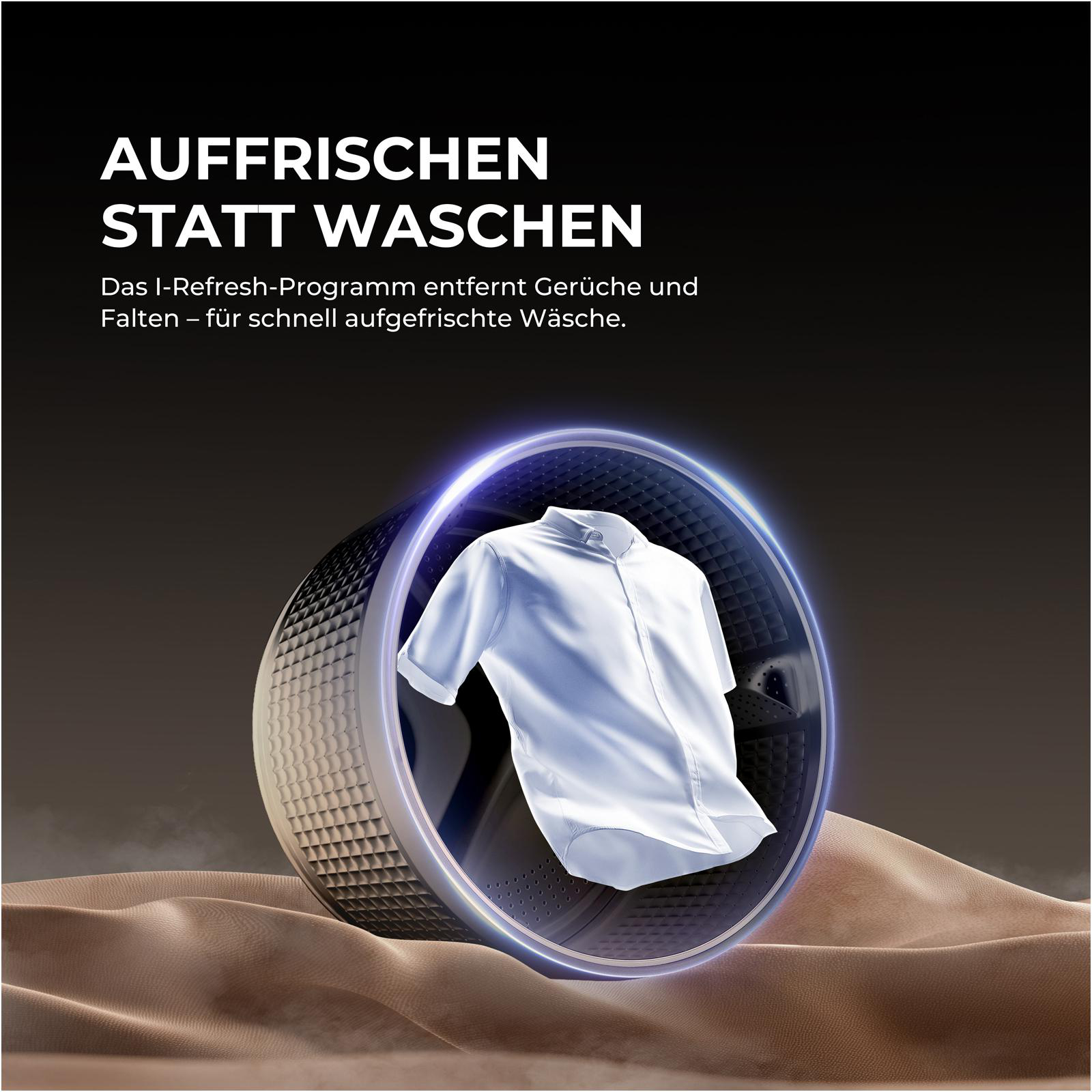 Ein weißes Hemd in einer Waschmaschine mit blauem Licht. Text: Auffrischen statt Waschen.