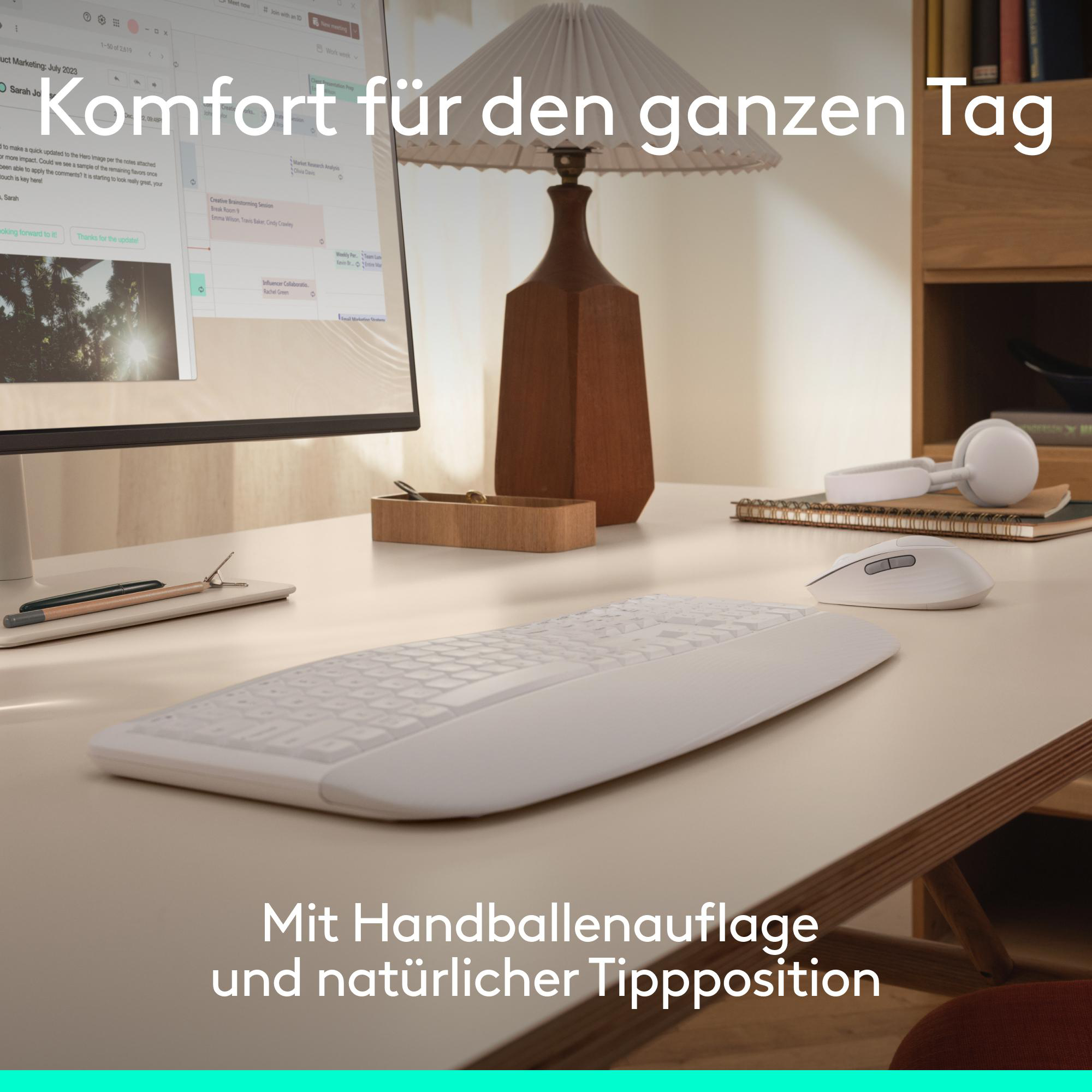 Ein weißes Keyboard, Maus und Kopfhörer auf einem Schreibtisch.