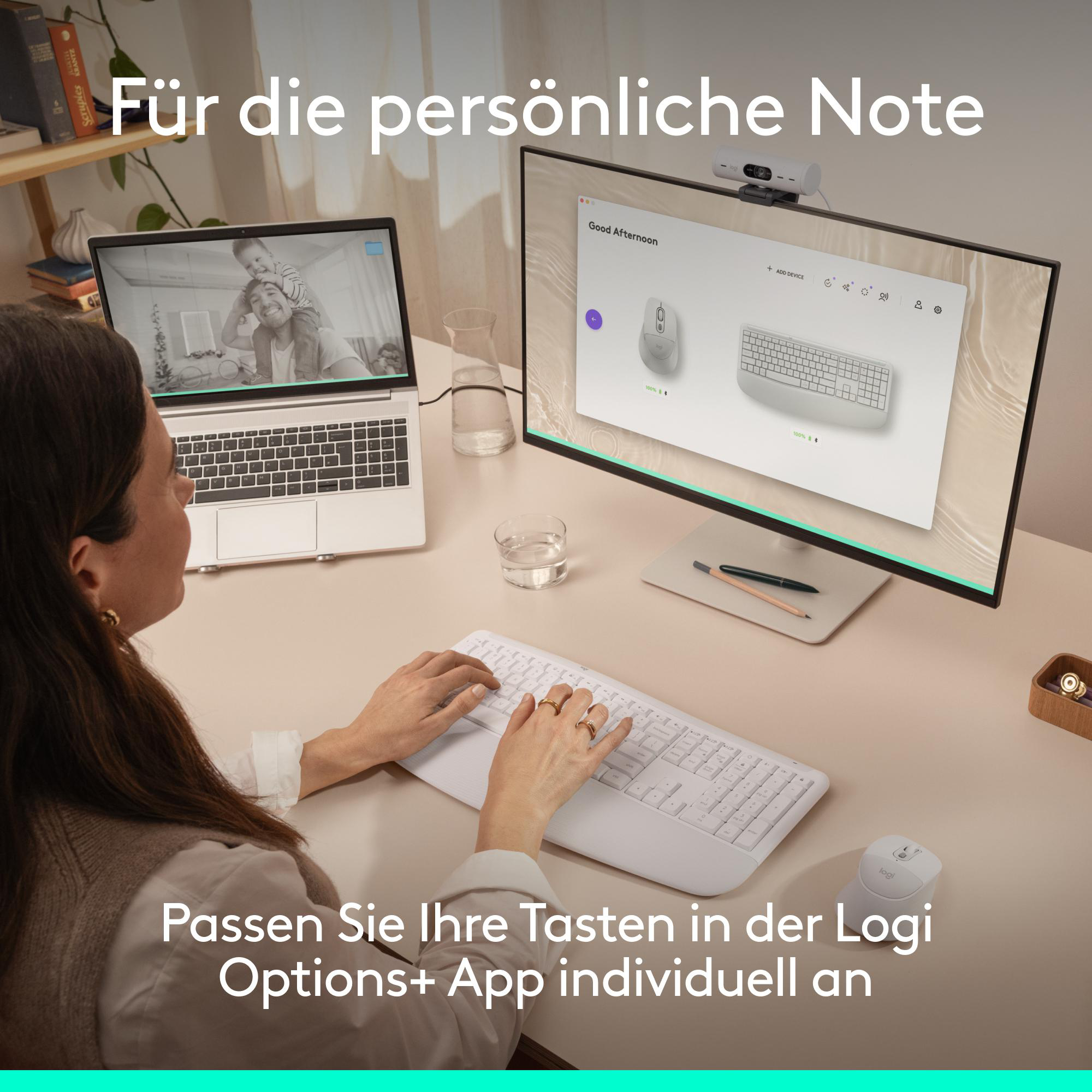 Person am Schreibtisch mit Laptop, Monitor und Tastatur. Person mit Maus.