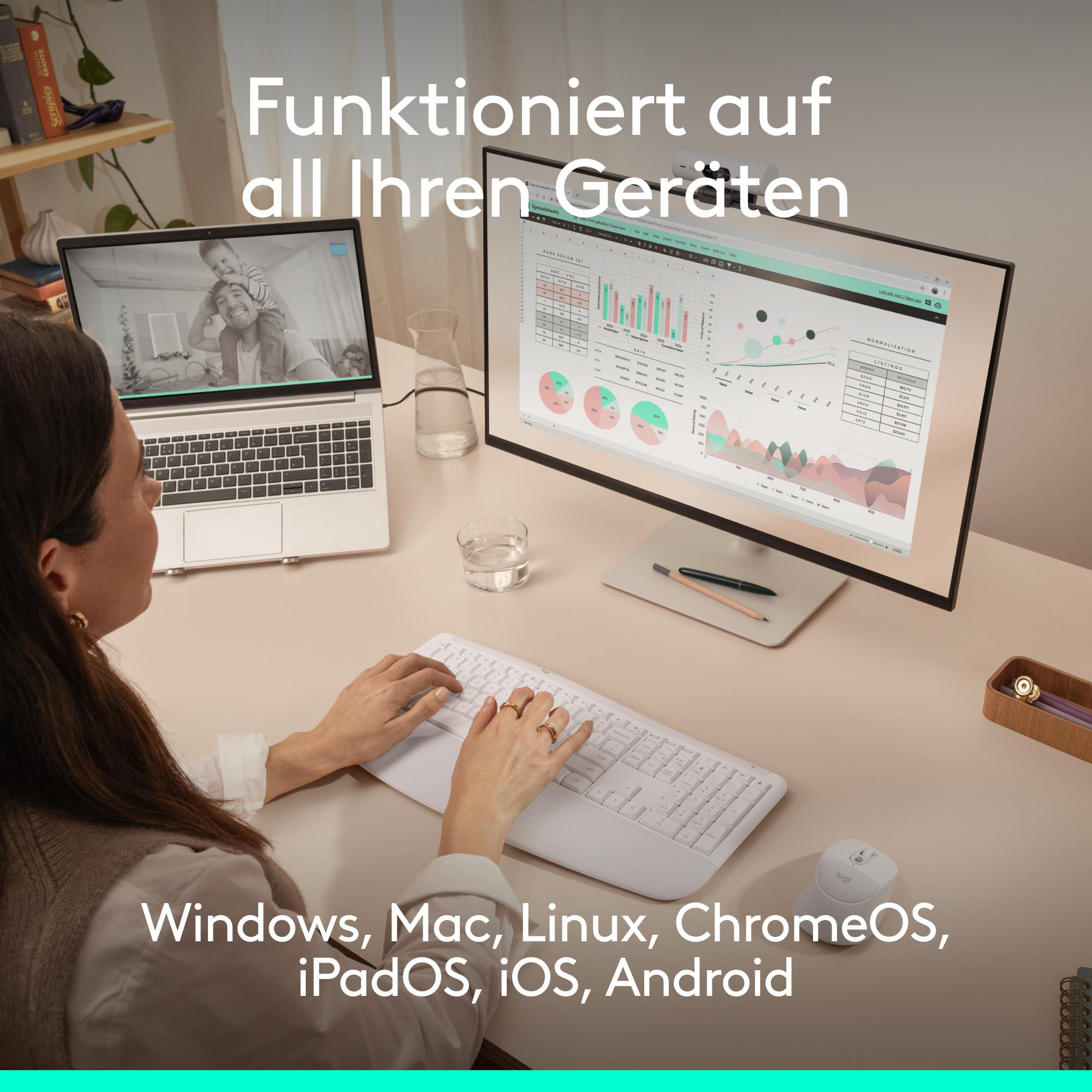 Eine Person benutzt einen Laptop und einen externen Monitor mit einer Tastatur und Maus.